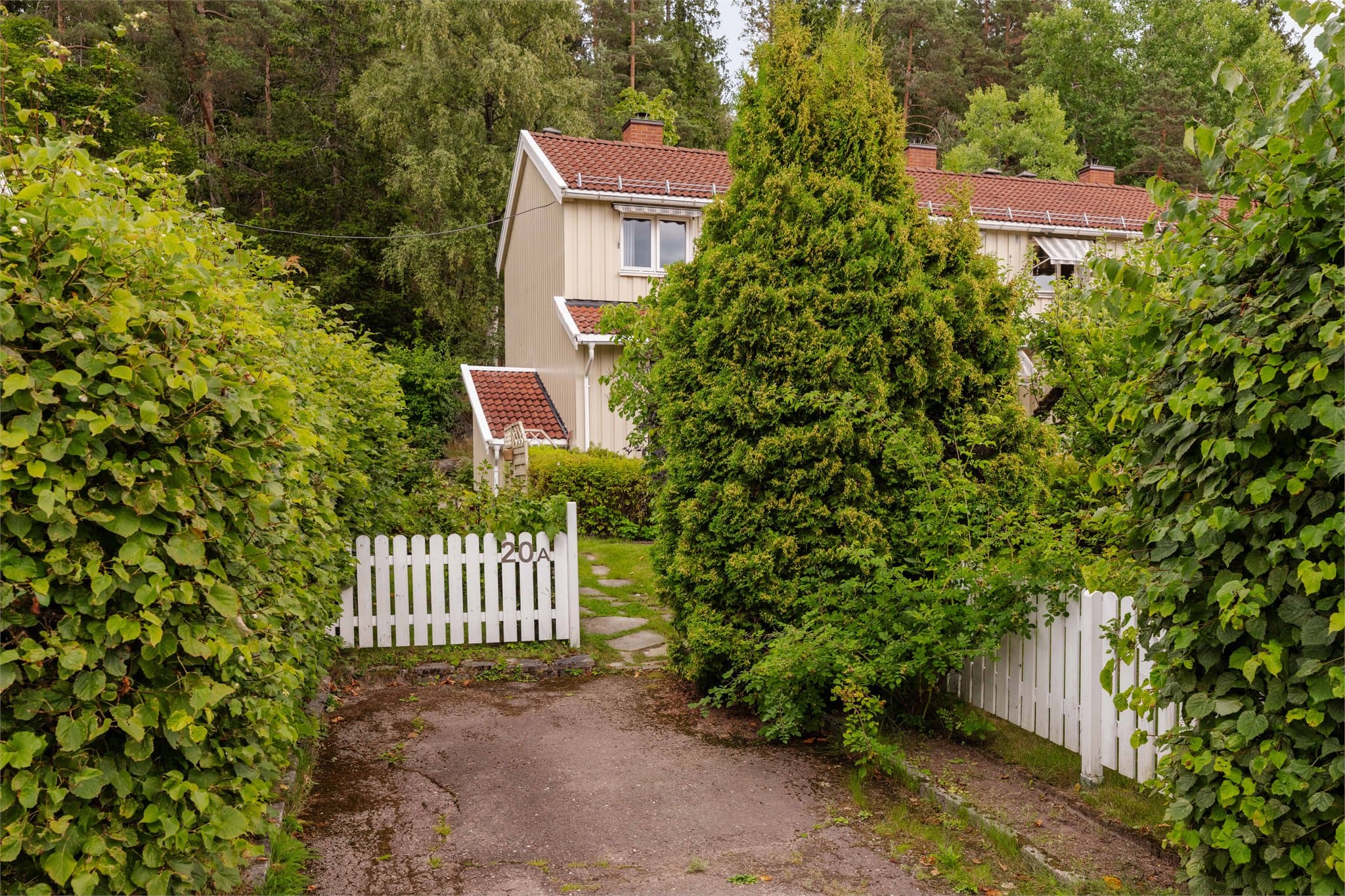 Egen biloppstillingsplass er tilknyttet eiendommen. Dette er et av få hus med denne muligheten!