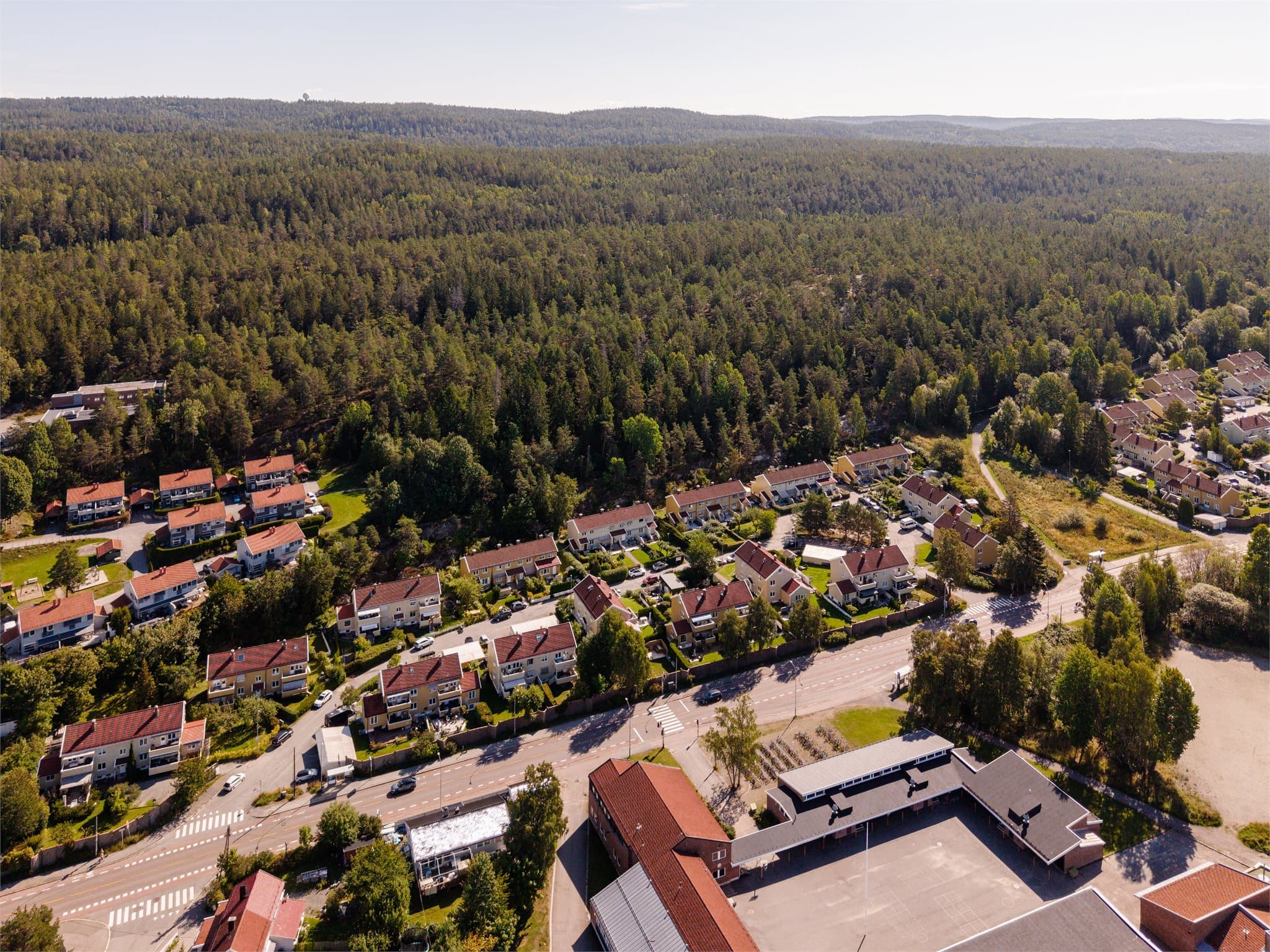 Huset ligger limt inn til markagrensa i populære Østmarka borettslag.