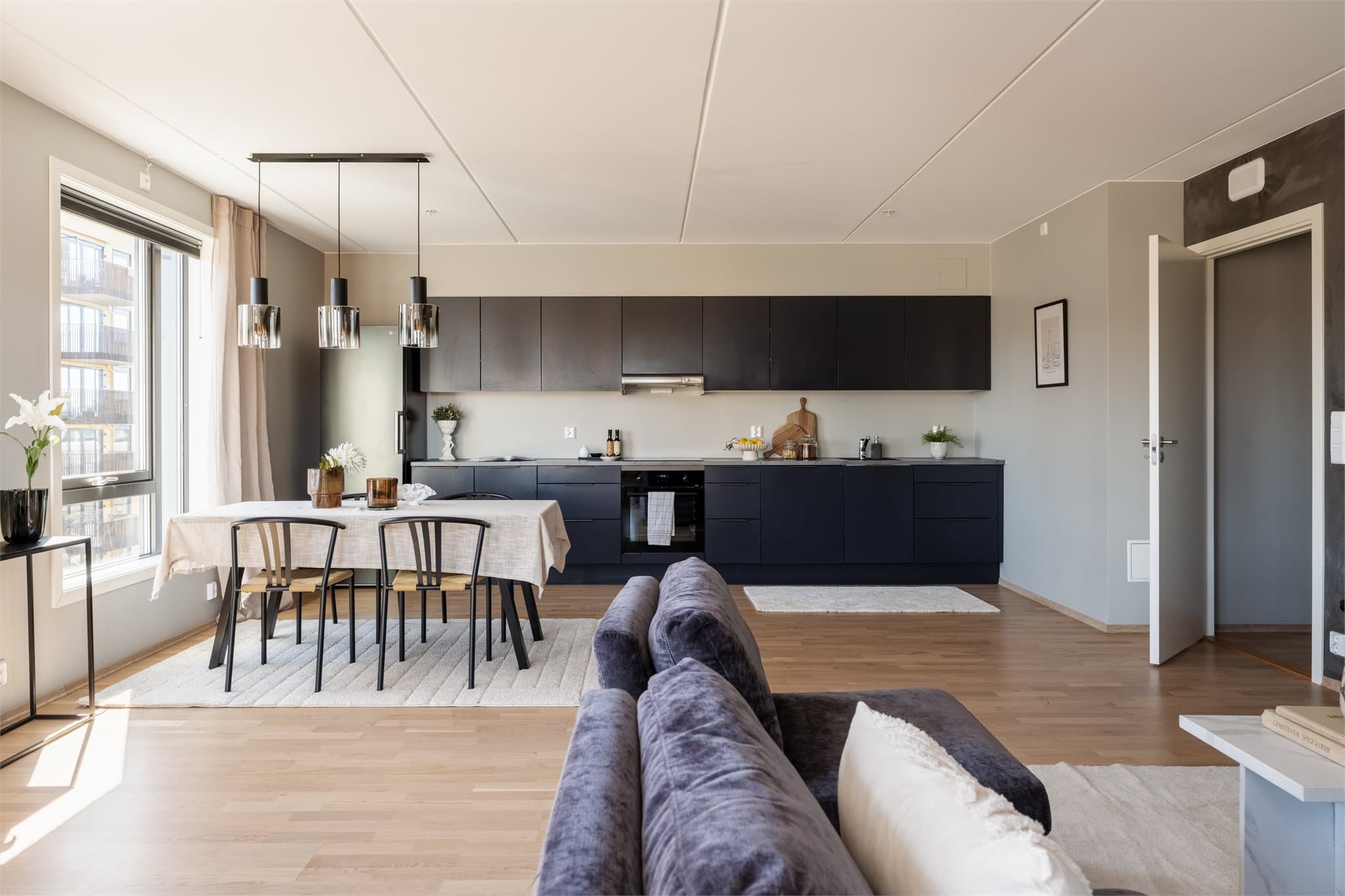 En gjennomgående leilighet fra 2021 med åpen stue- og kjøkkenløsning. Boligen har balansert ventilasjon og en takhøyde på opptil 2,5 meter.