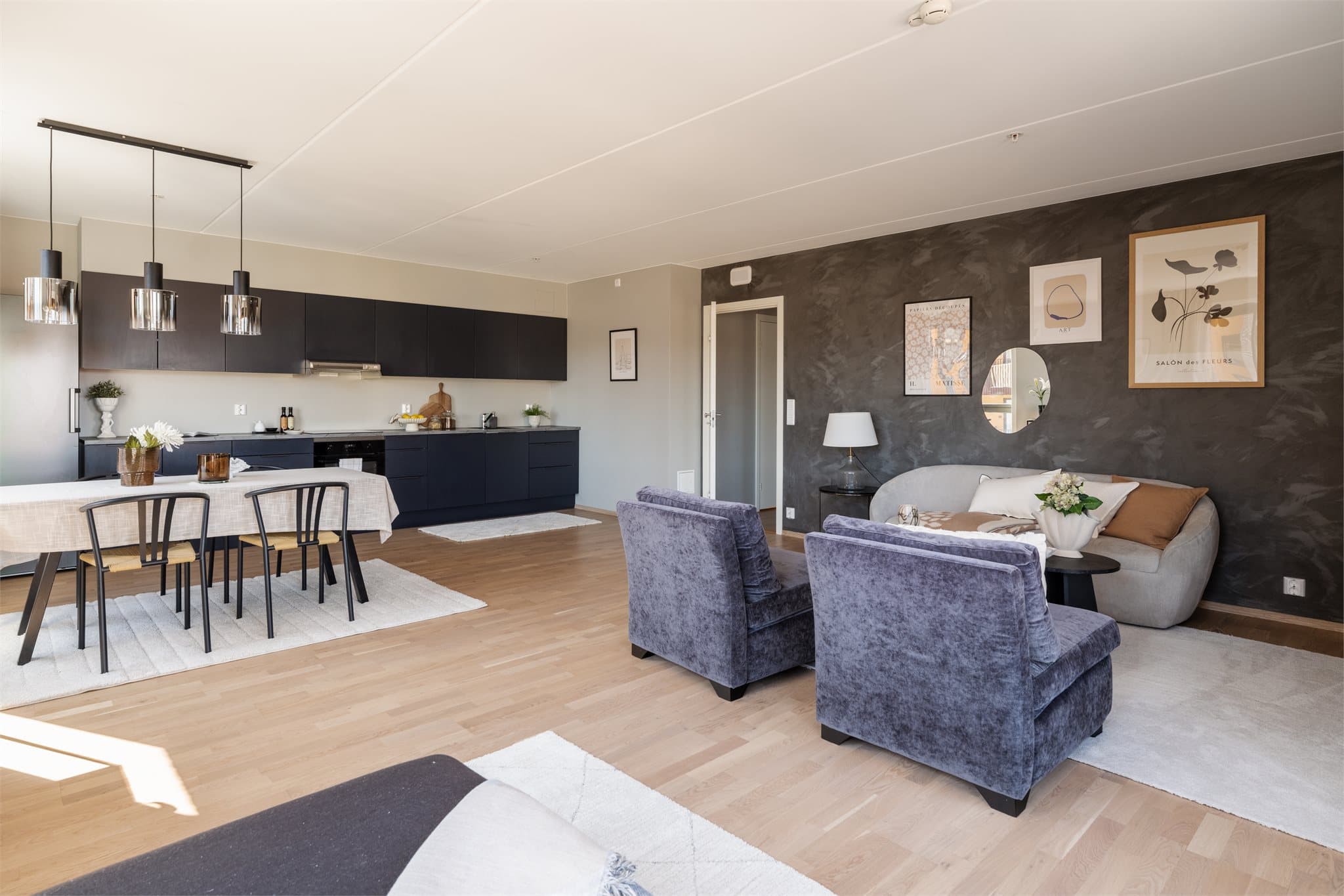 Stuen har fine moderne overflater og god takhøyde.