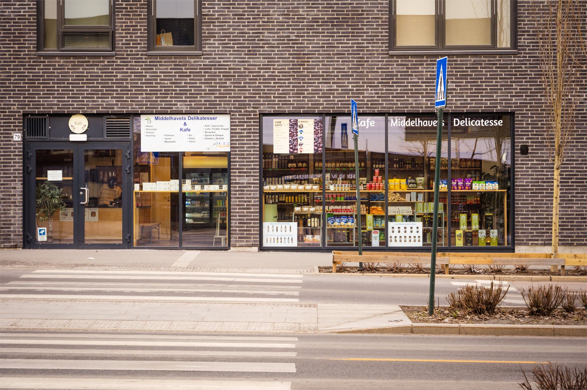 Middelhavets delikatesse og kafe ligger i borettslagets første etasje.