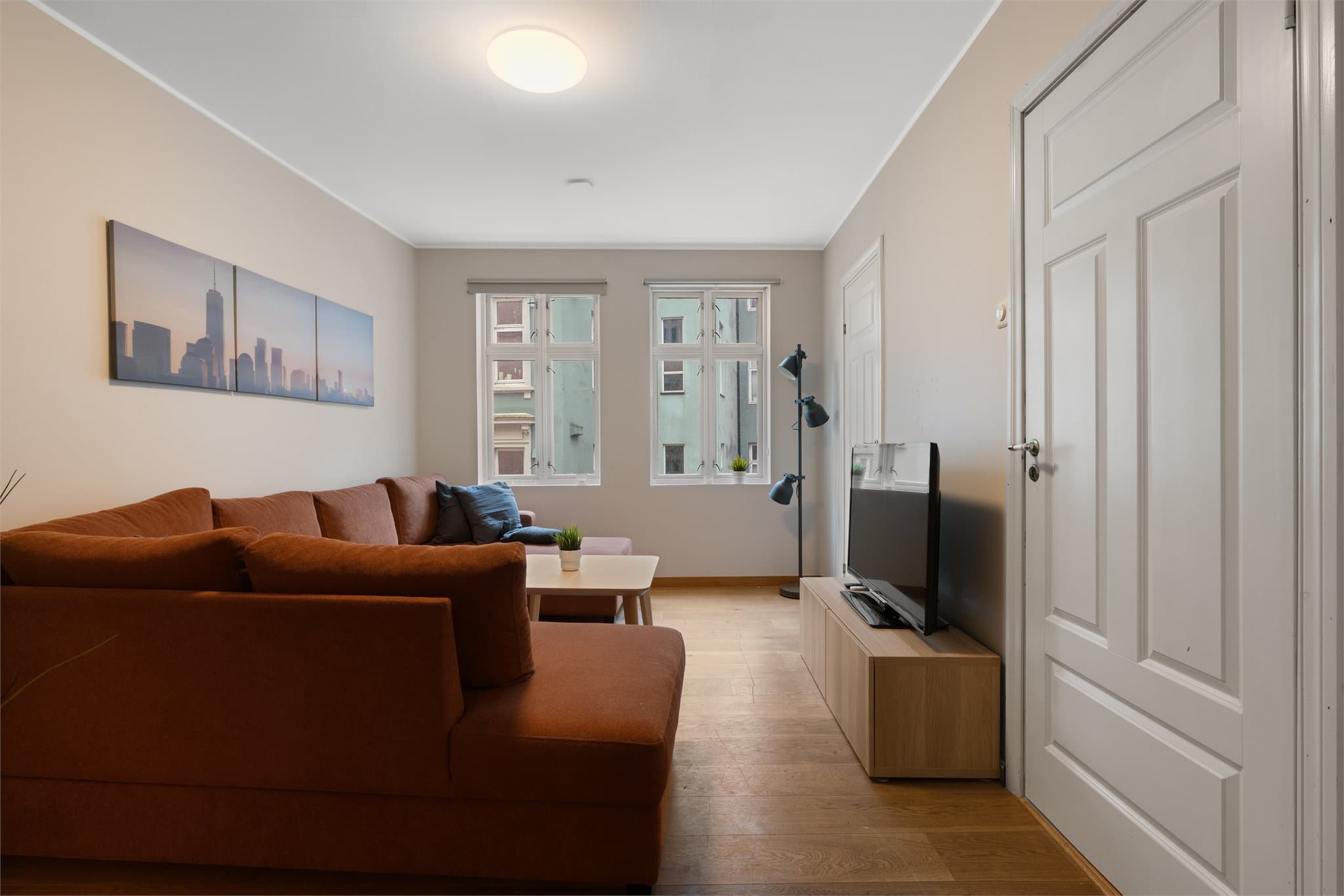 - Leiligheten inneholder gang, stue/kjøkken, bad, trapperom, 2 soverom og bod på loft -