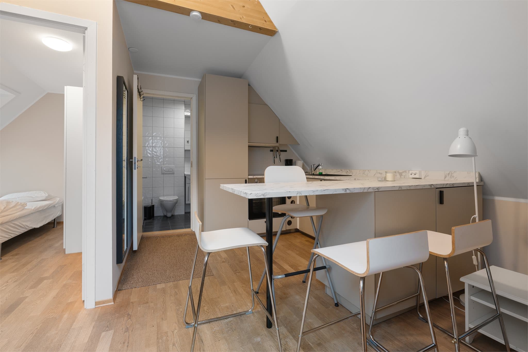 - Leiligheten inneholder stue/kjøkken, bad, soverom og trapperom -