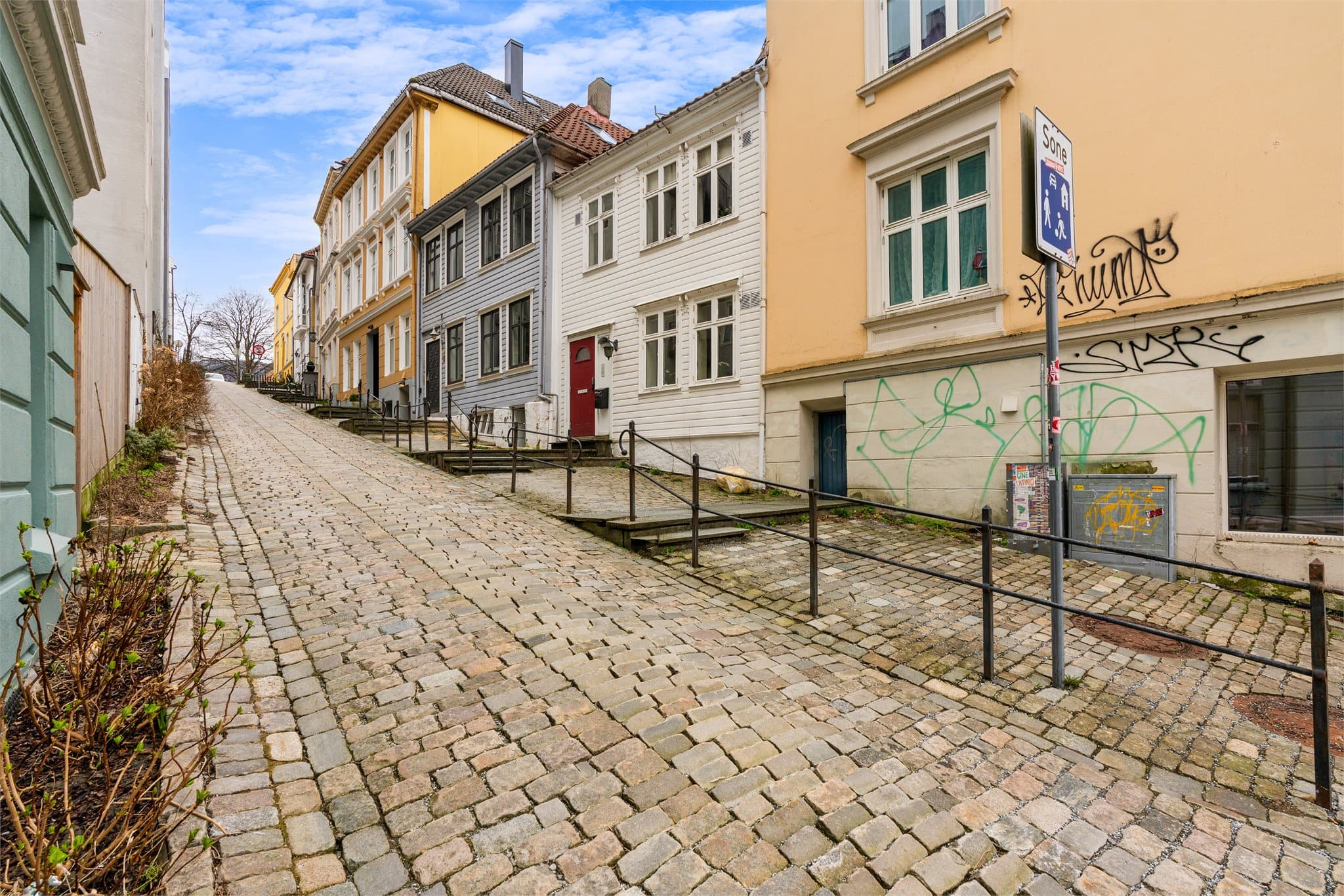 - Nøstet er et av de mest erkebergenske strøkene i Bergen, med gamle, pittoreske trehus og nydelige brosteinsbelagte gater -