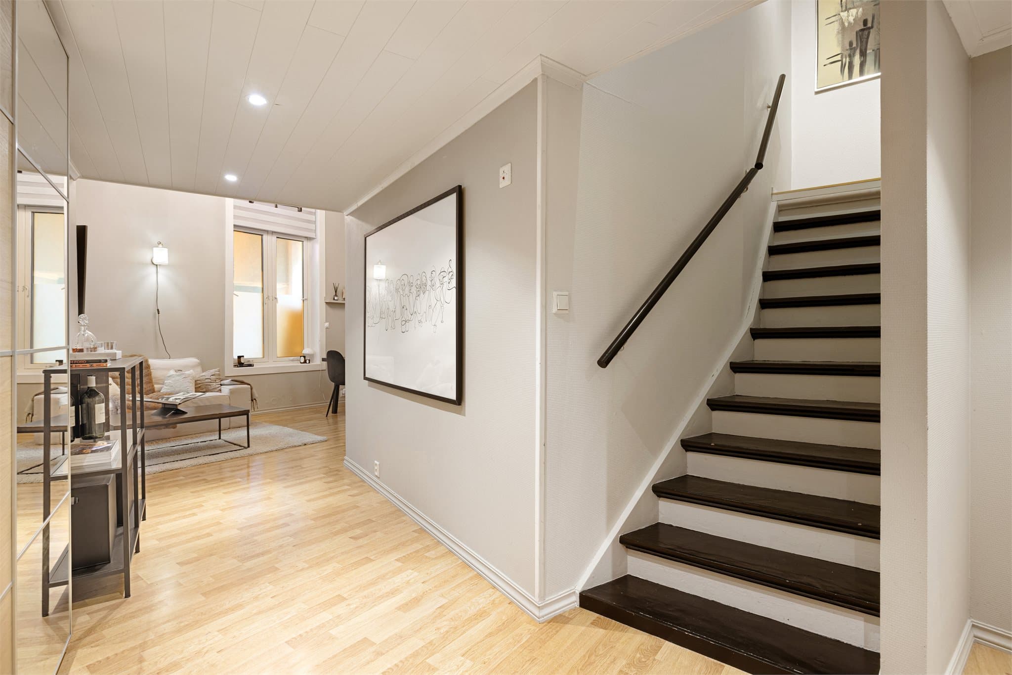 Trappen tar deg opp til en svært praktisk 2. etasje/hems, hvor arealet er smart utnyttet med både sovealkove, hjemmekontor, garderobe og bod.