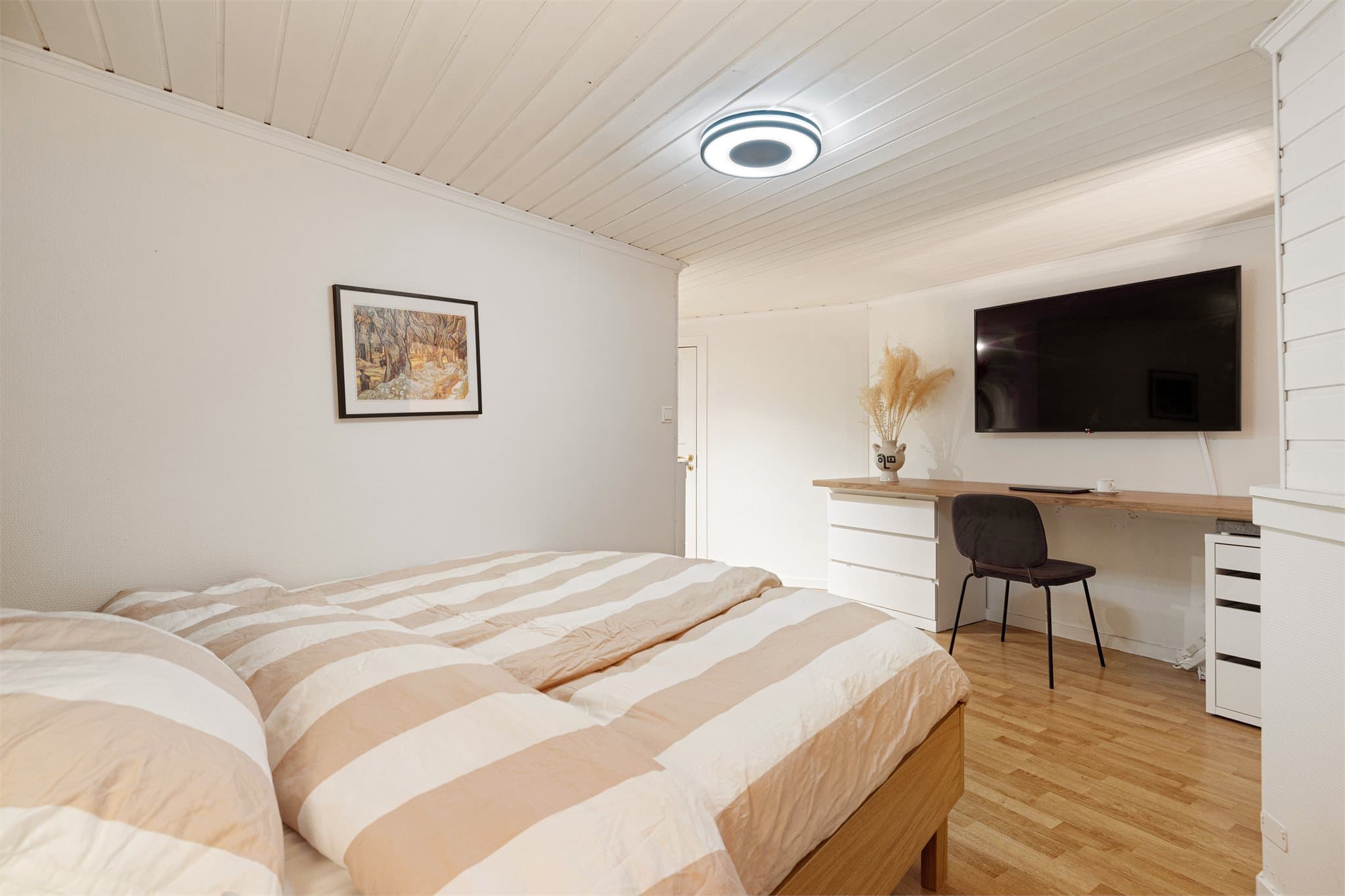 Velutnyttet kontorløsning med plass for datautstyr, studier og hjemmekontor .