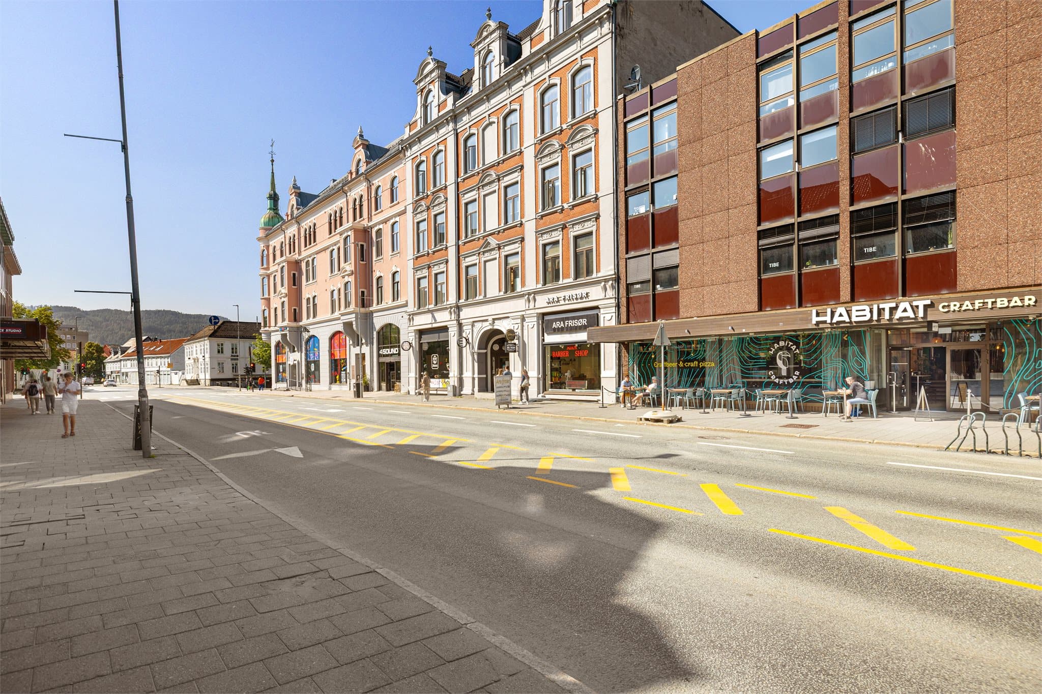 Her bor du med kort vei til bussforbindelser, dagligvarebutikker, restauranter og et bredt utvalg av servicetilbud i midtbyen.