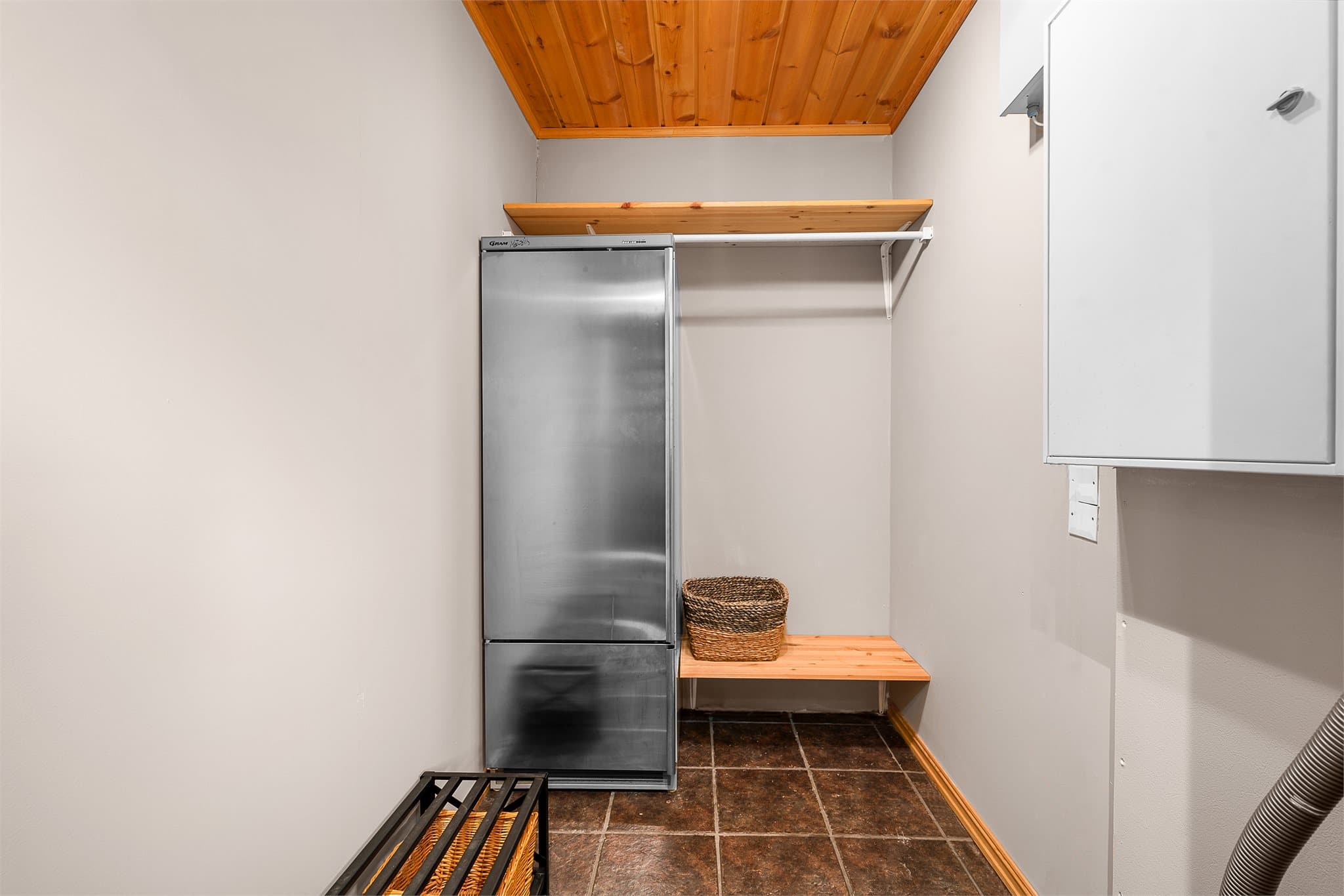 Fra entren er det tilgang til bod, separat toalett/vaskerom og stuen