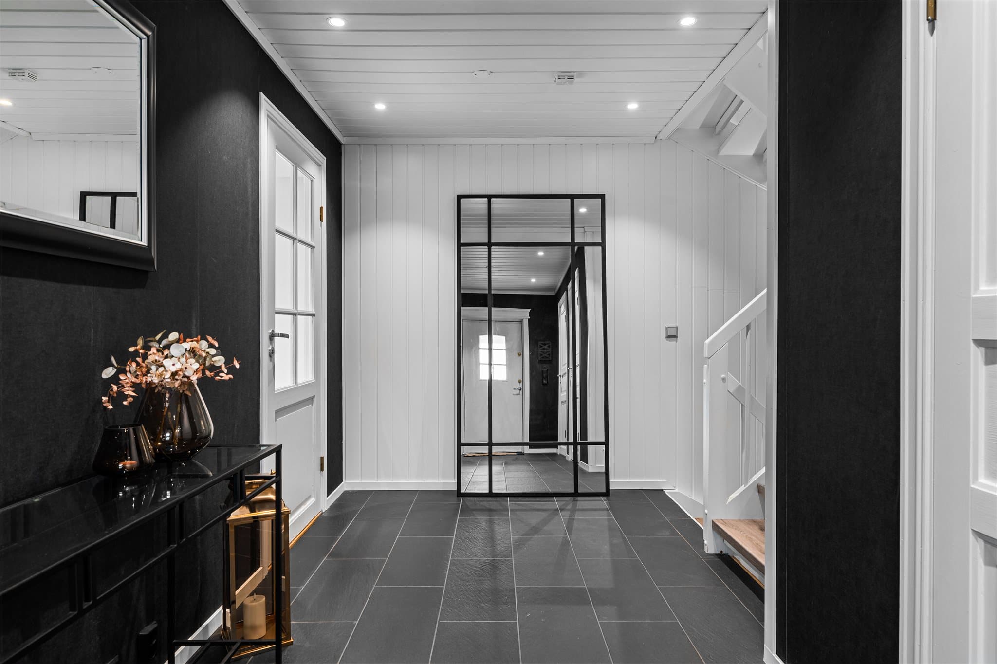 Innbydende entrè med god plass til oppheng og oppbevaring.