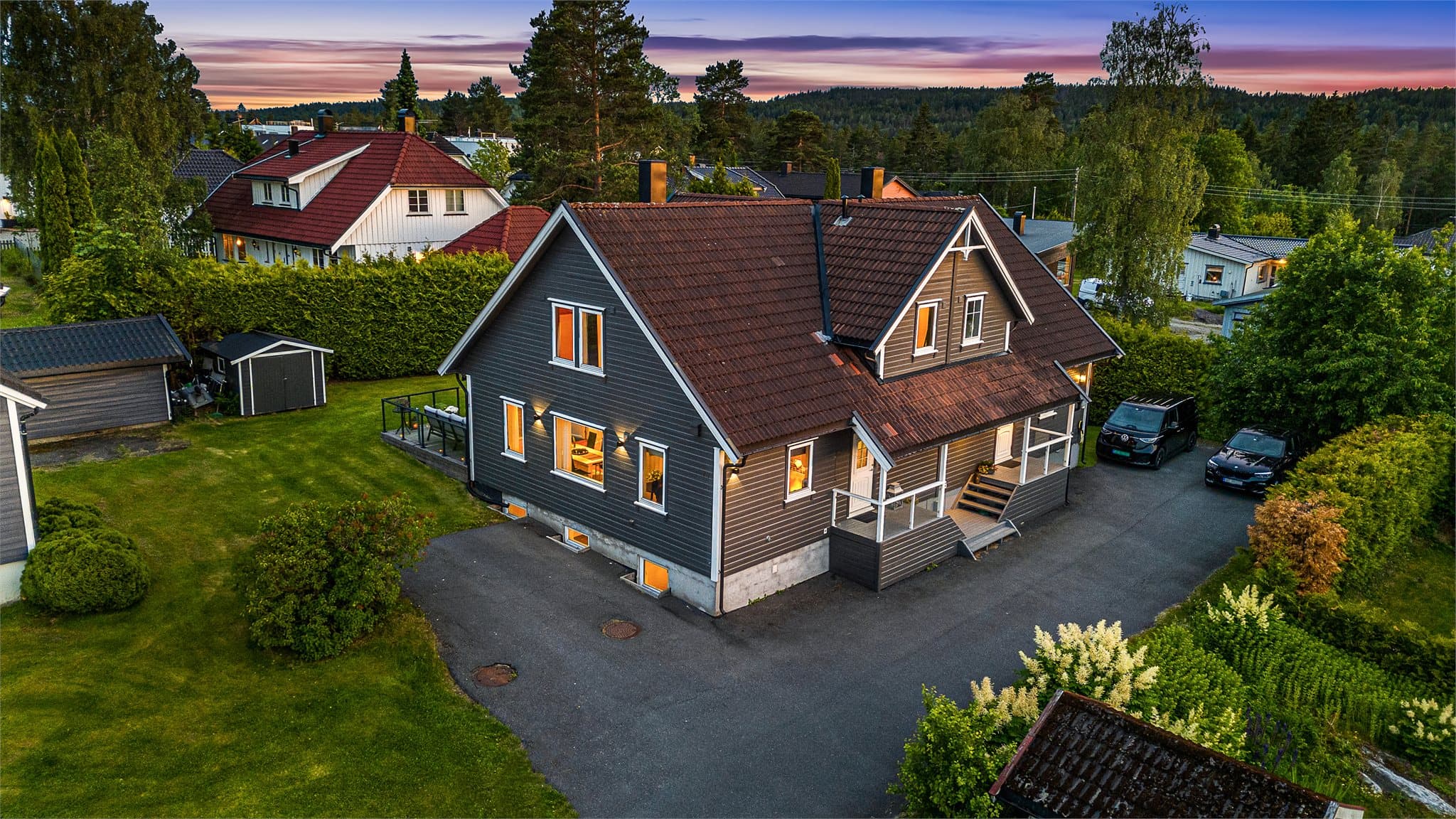 Det er også mulighet for å bygge garasje ved innkjøringen til tomta.