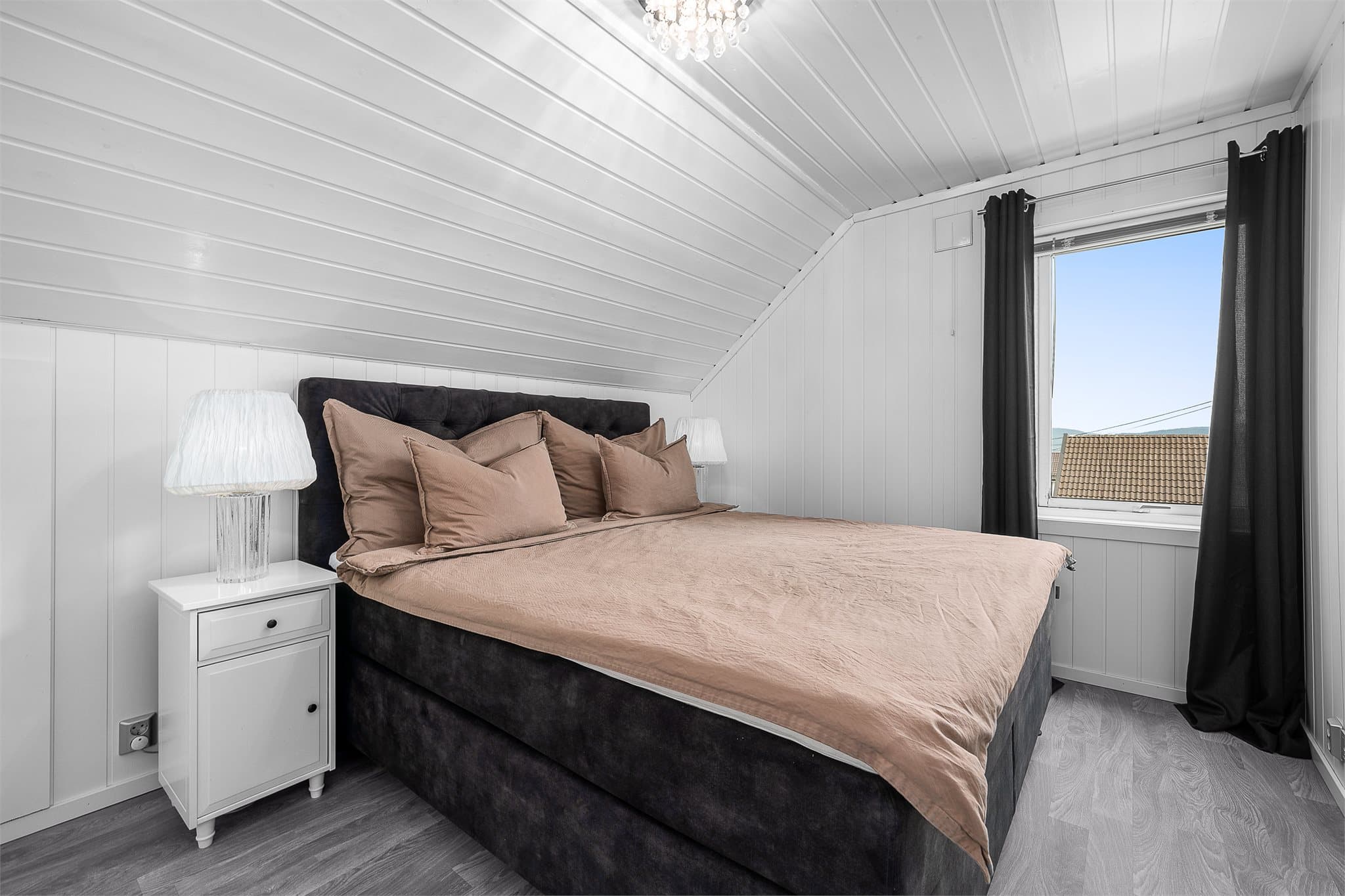 God plass til dobbeltseng og nattbord.