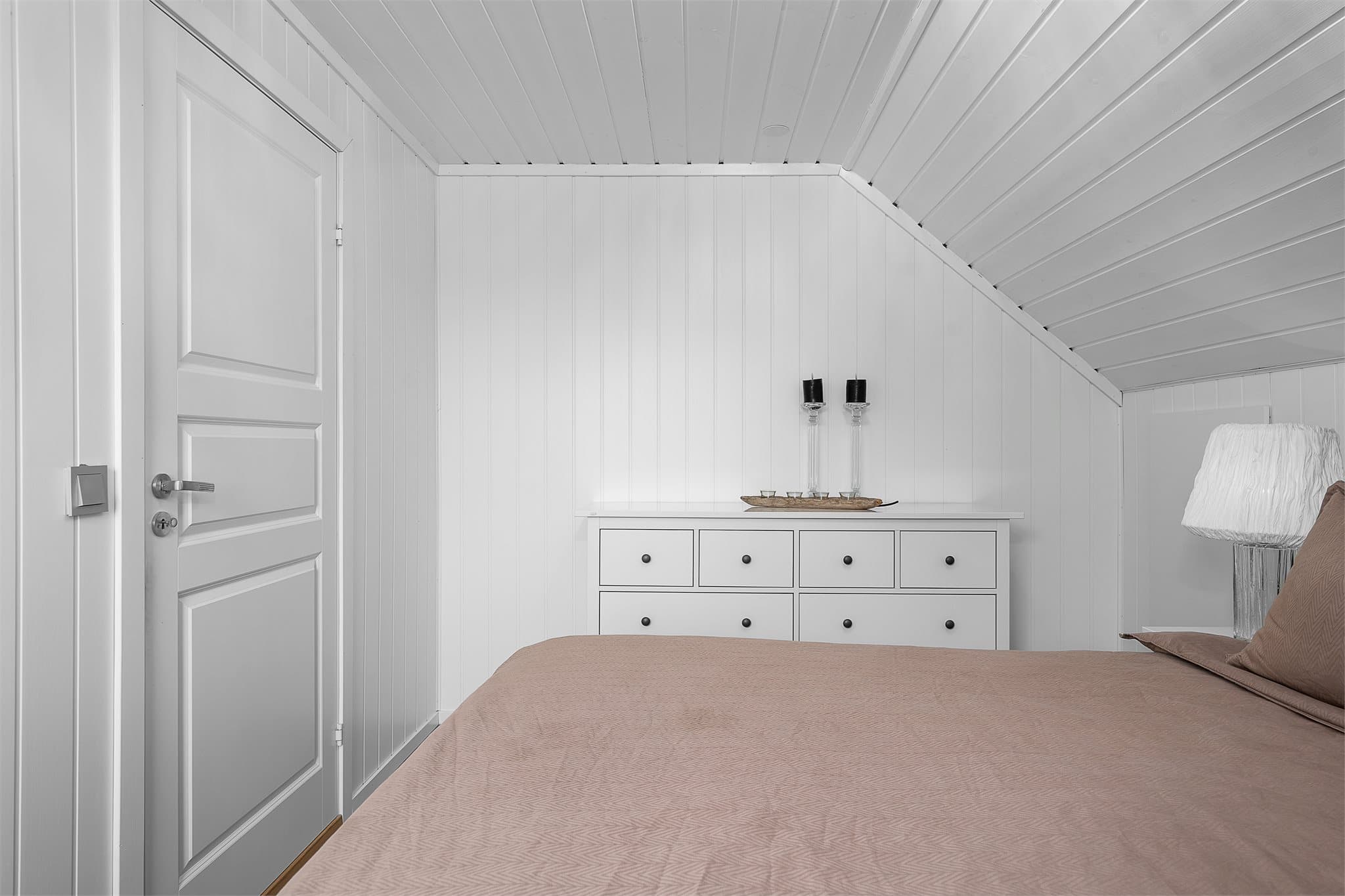 Tre gode soverom som vender mot rolige omgivelser.