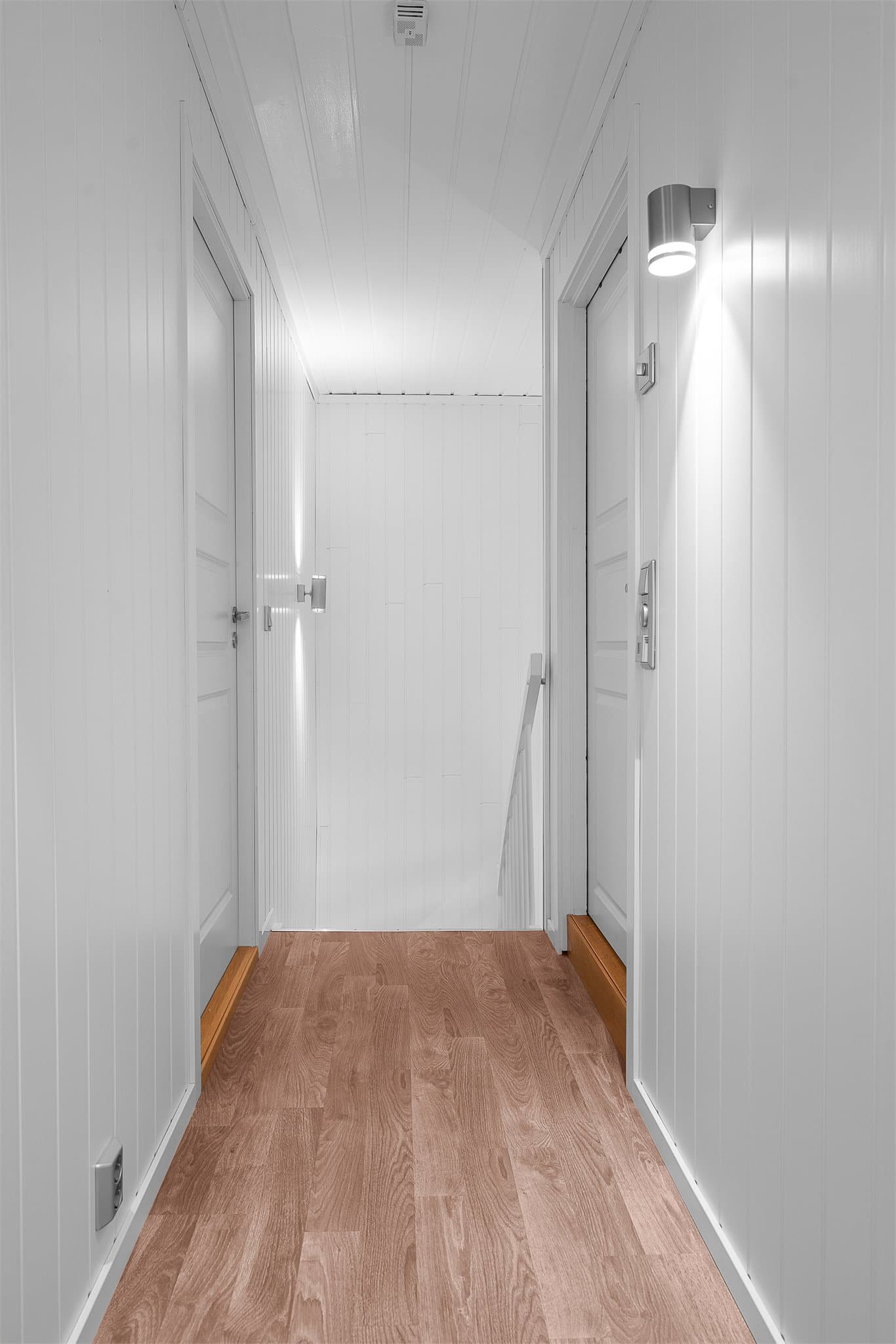 Fra gangen er det tilgang til tre soverom og et stort bad