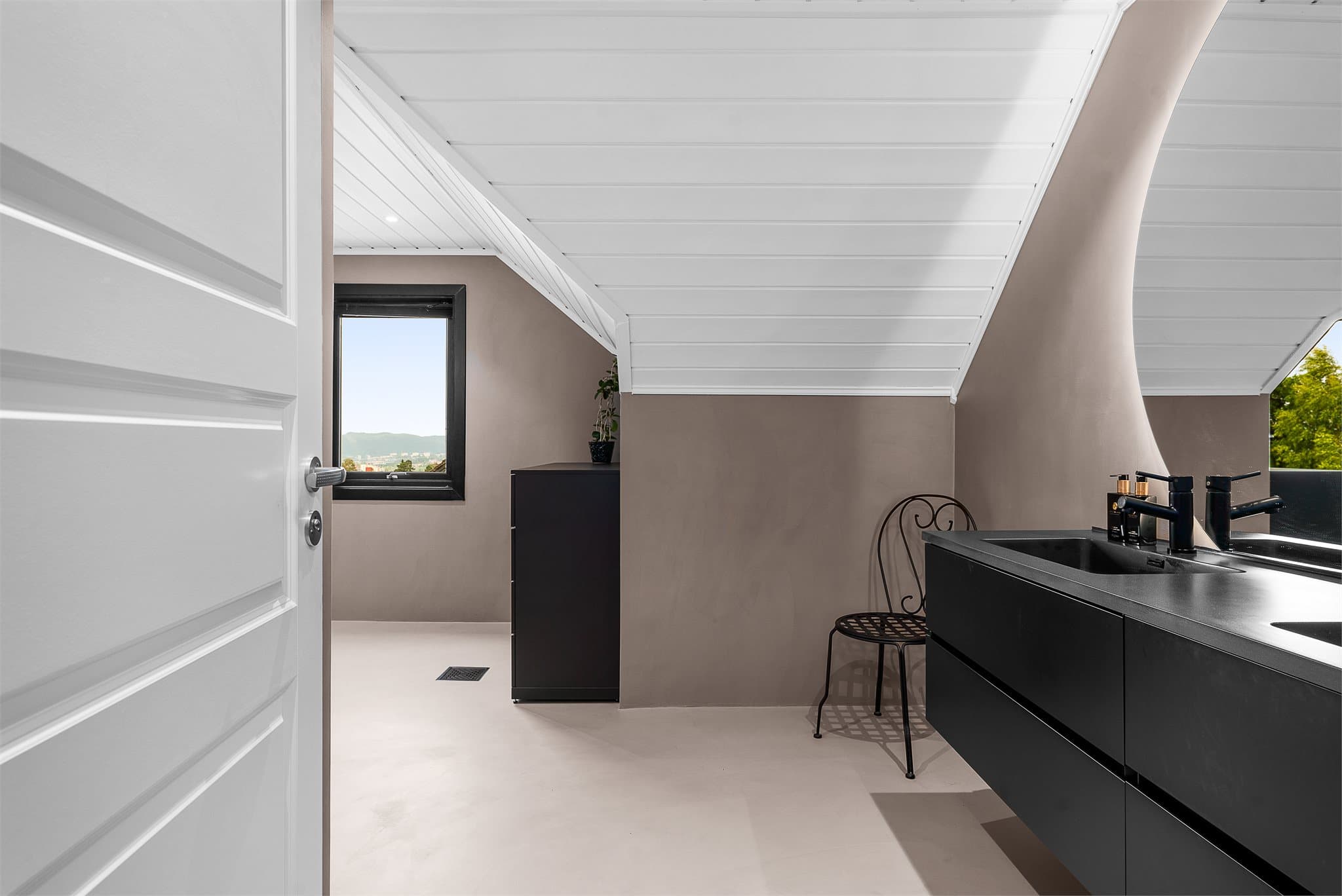 Delikat og oppgradert baderom i 2. etasje