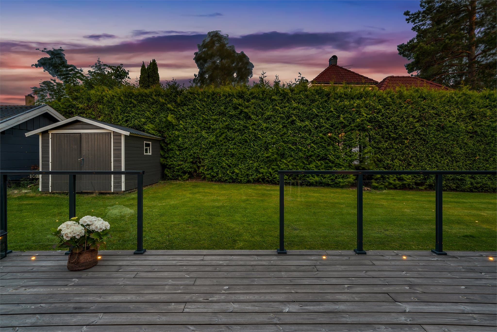 Utebod på ca 5 m2 med god plass til oppbevaring.