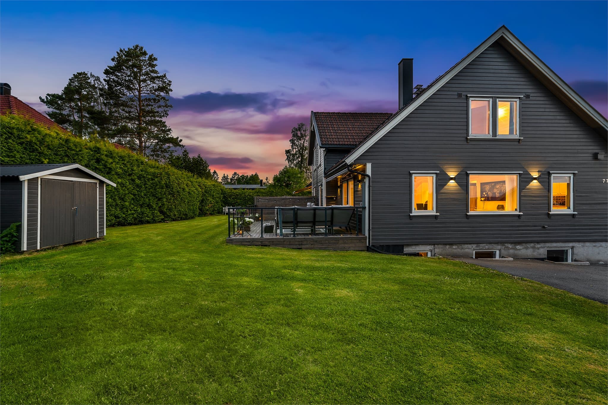 Flat og stor opparbeidet hage som gir nok av boltreplass til hele familien.