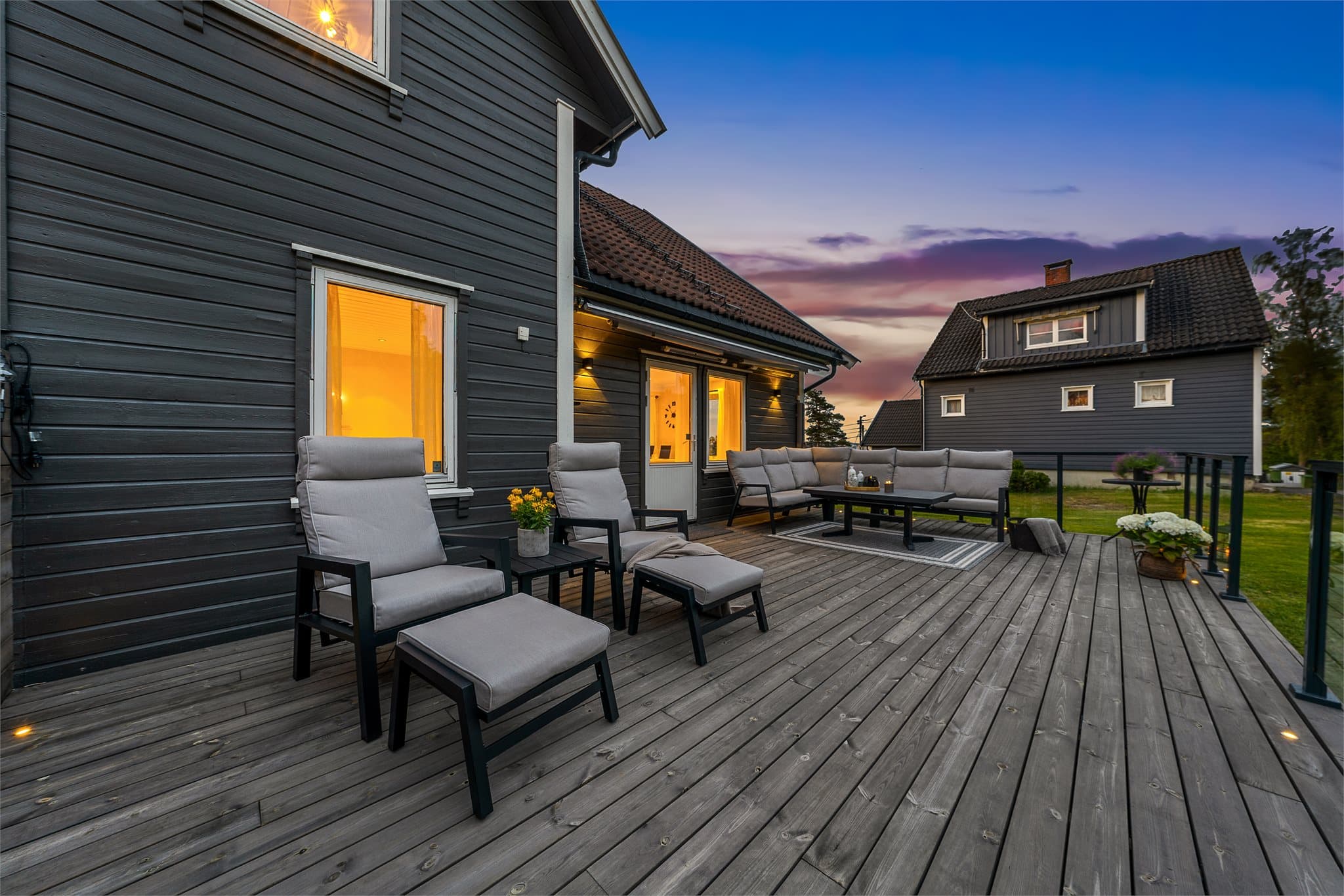 Markterrassen er på 37m2 med glassrekkverk.