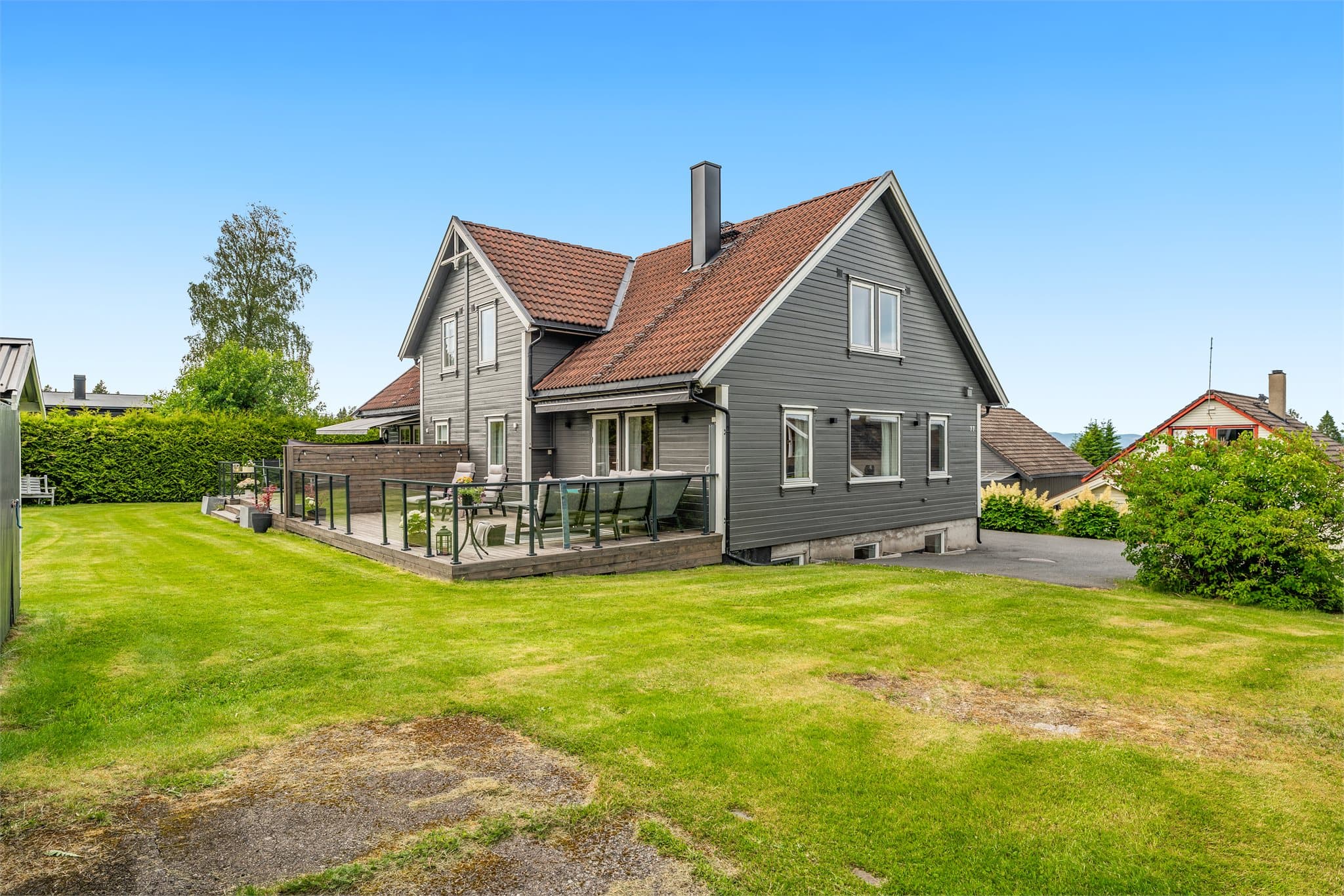 Huset er fra 2001 og holder en gjennomgående fin standard