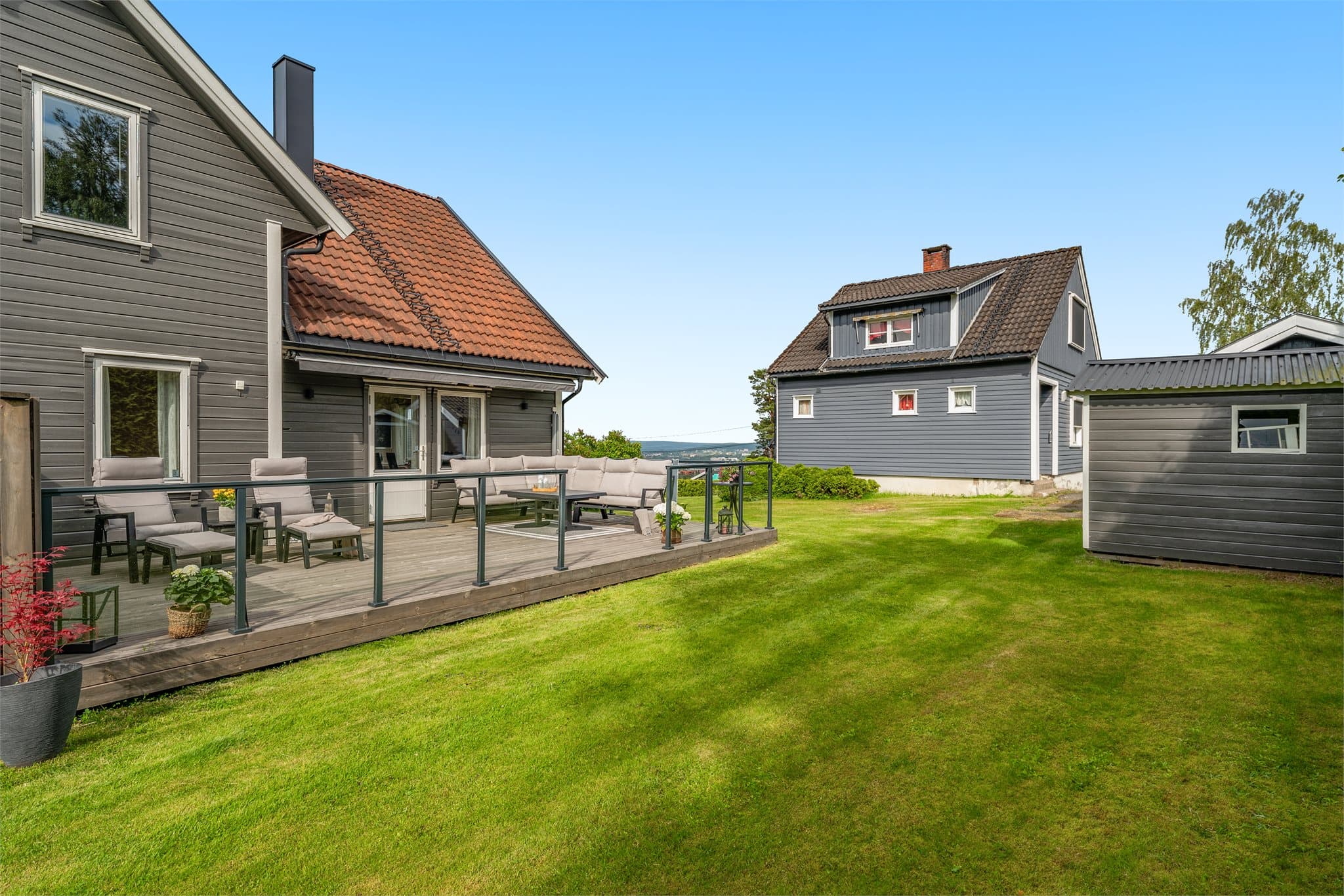 Nyt sola mens barna flyr rundt i hagen. Huset vender i hovedsak mot sør og vest med sol gjennom fra morgen til kveld.