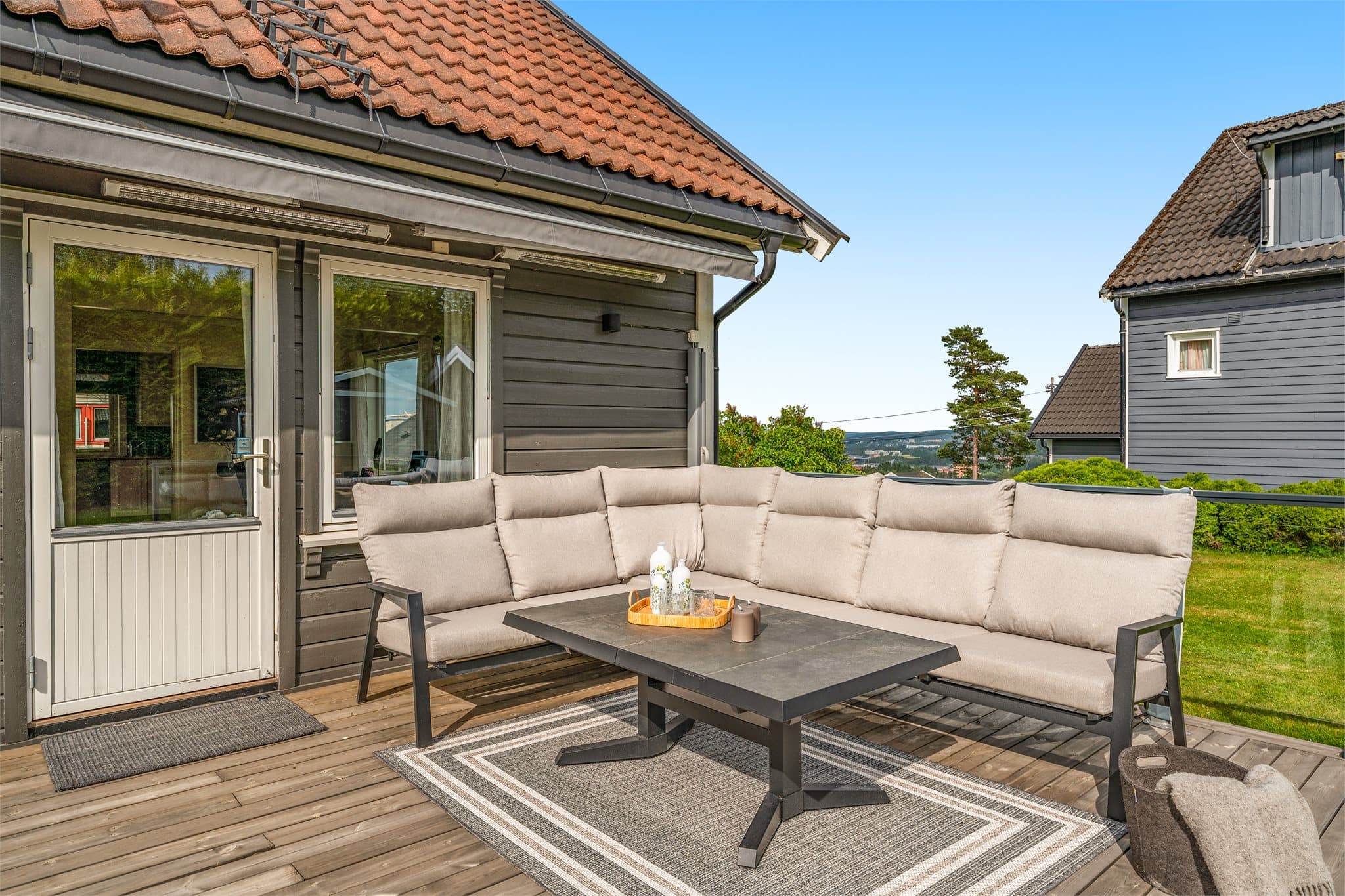 Perfekt å tilbringe kvelden med gjester, eller spise ute på en solrik og varm sommerdag