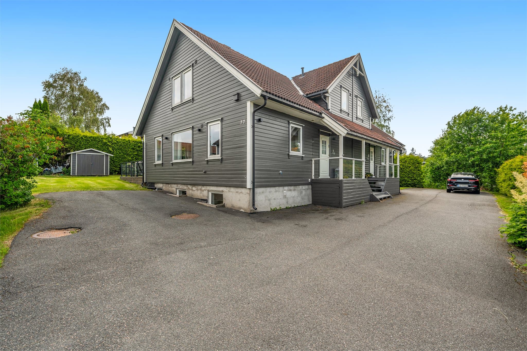 Felles tomt på ca 1040 m2. To-tre oppstillingsplasser på egen tomt