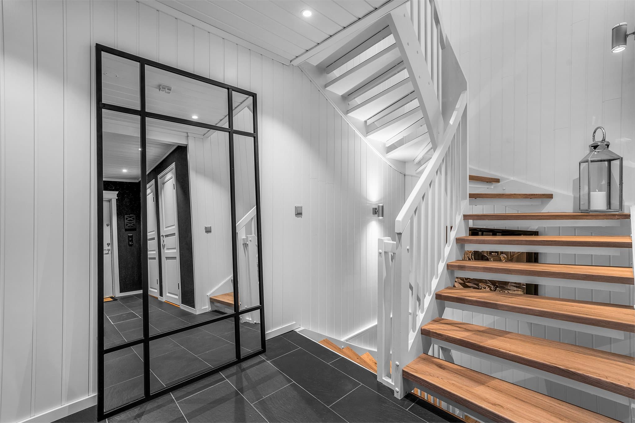 Boligen går over tre etasjer. Vi går videre opp til husets andre plan.