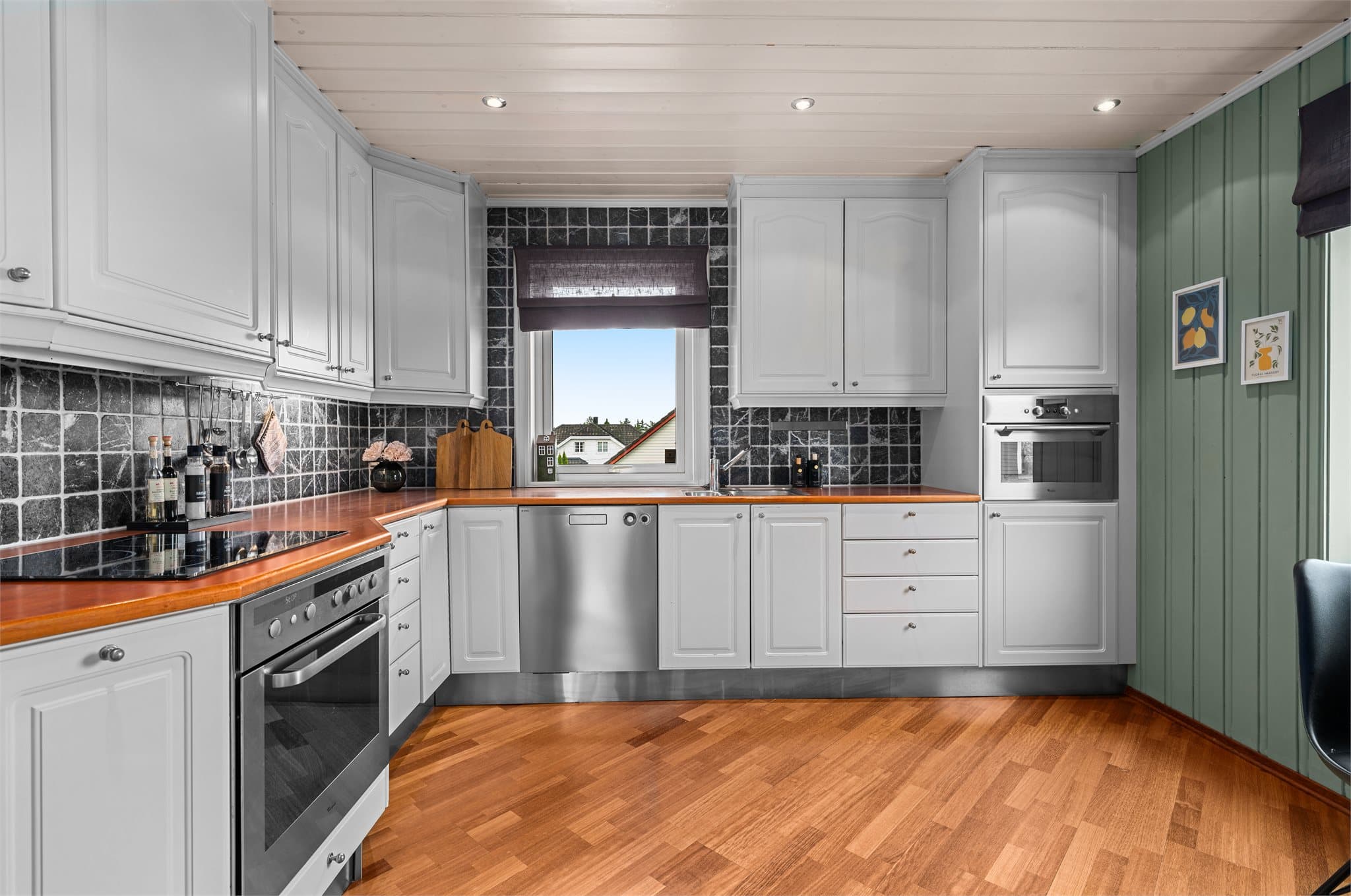 Her er det rikelig med benkeplass samt gode oppbevaringsmuligheter i over- og underskap