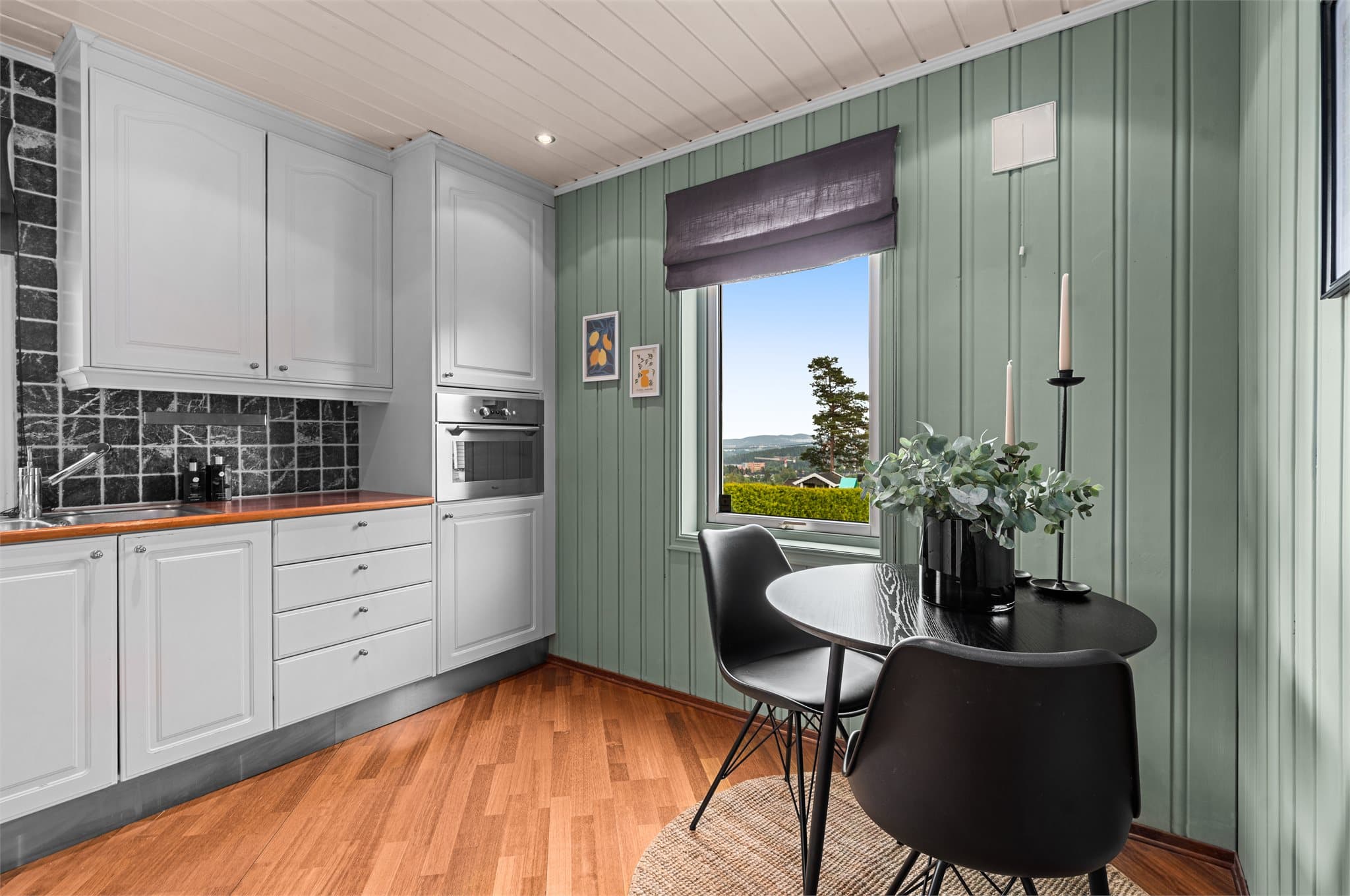 Også plass til mindre sittegruppe på kjøkkenet