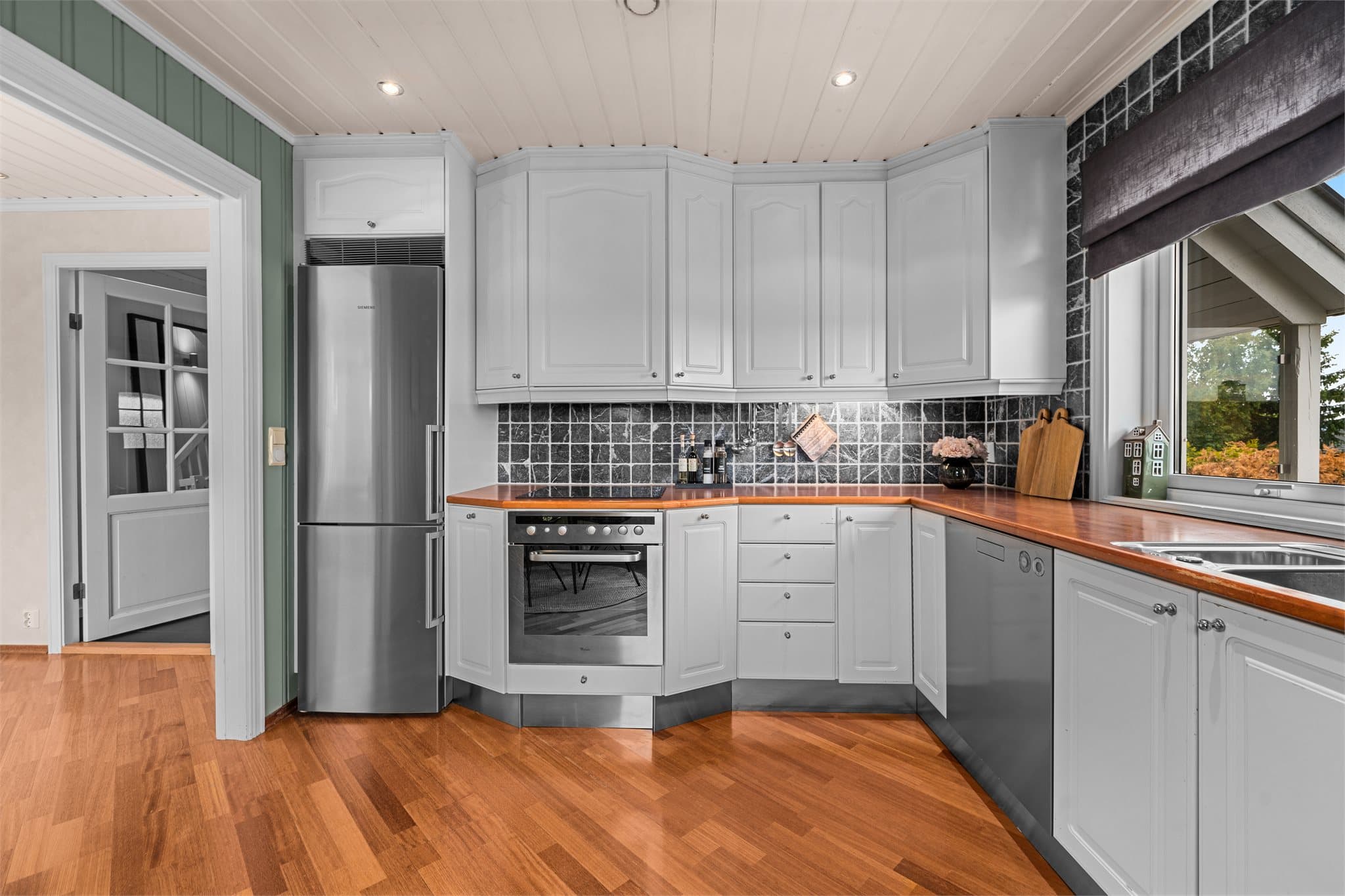 Velutstyrt separat kjøkken med gode arbeidsflater.