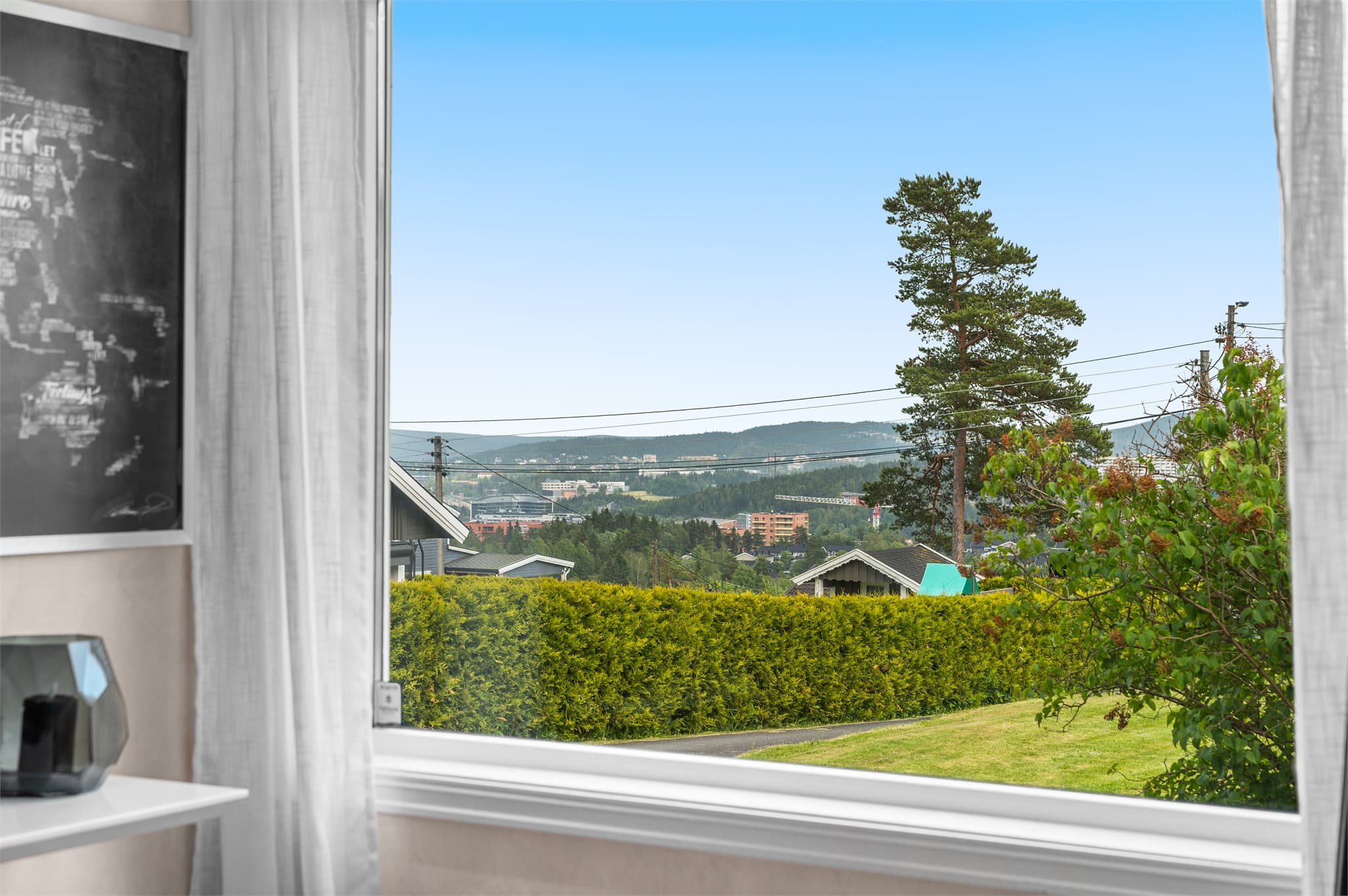 Flott utsikt over Lørenskog fra stuen og kjøkkenet.