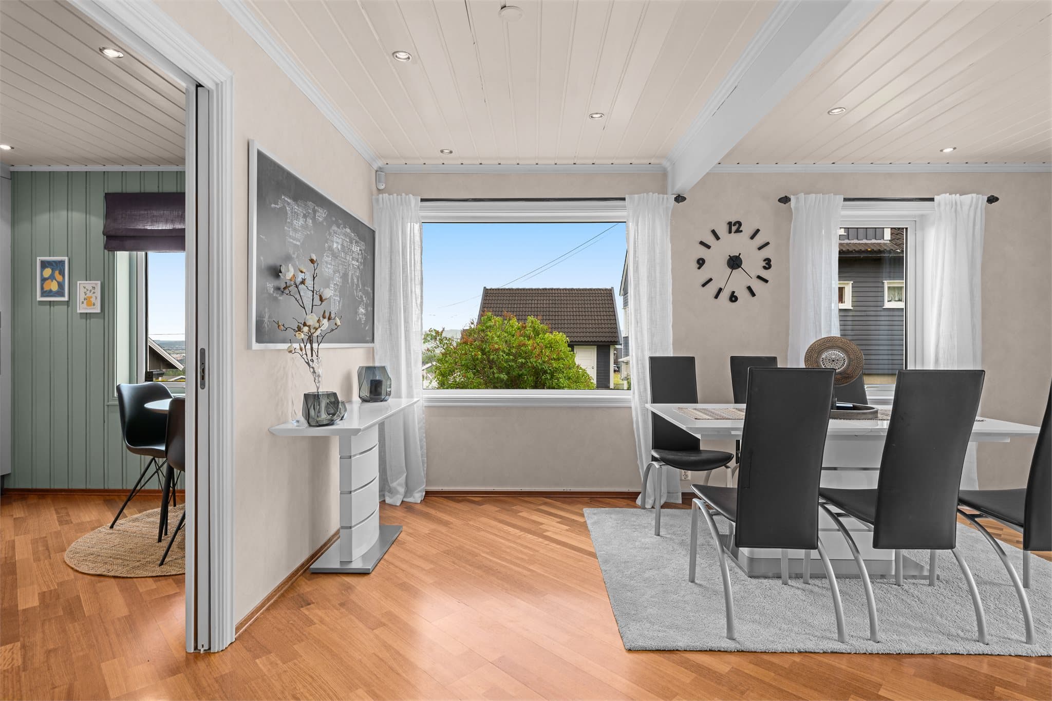 Det er mulig å ta ned veggen mellom kjøkkenet og stuen for å lage en luftig åpen løsning.