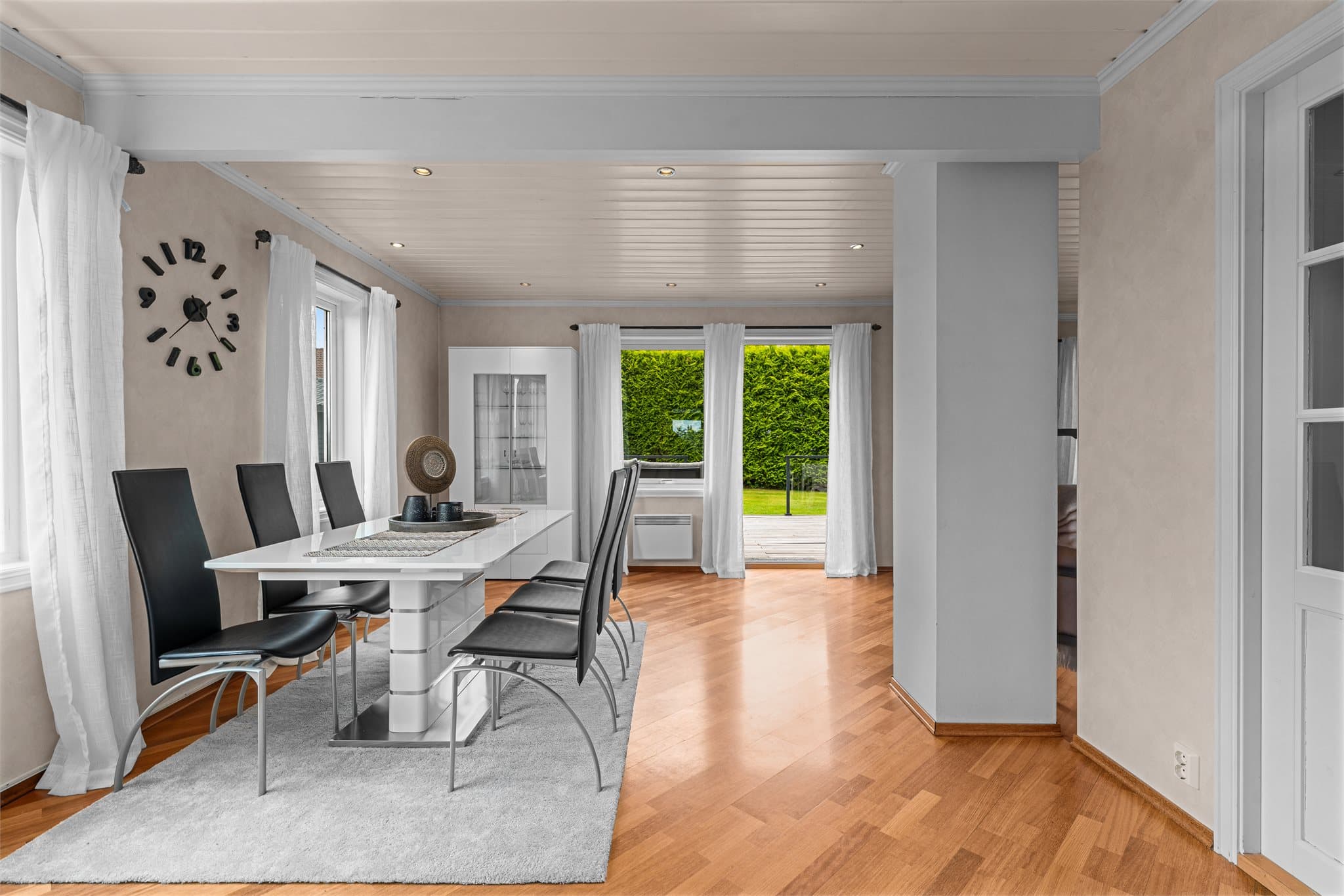 Gjennomlys stue med godt lysinnslipp fra flere himmelretninger.