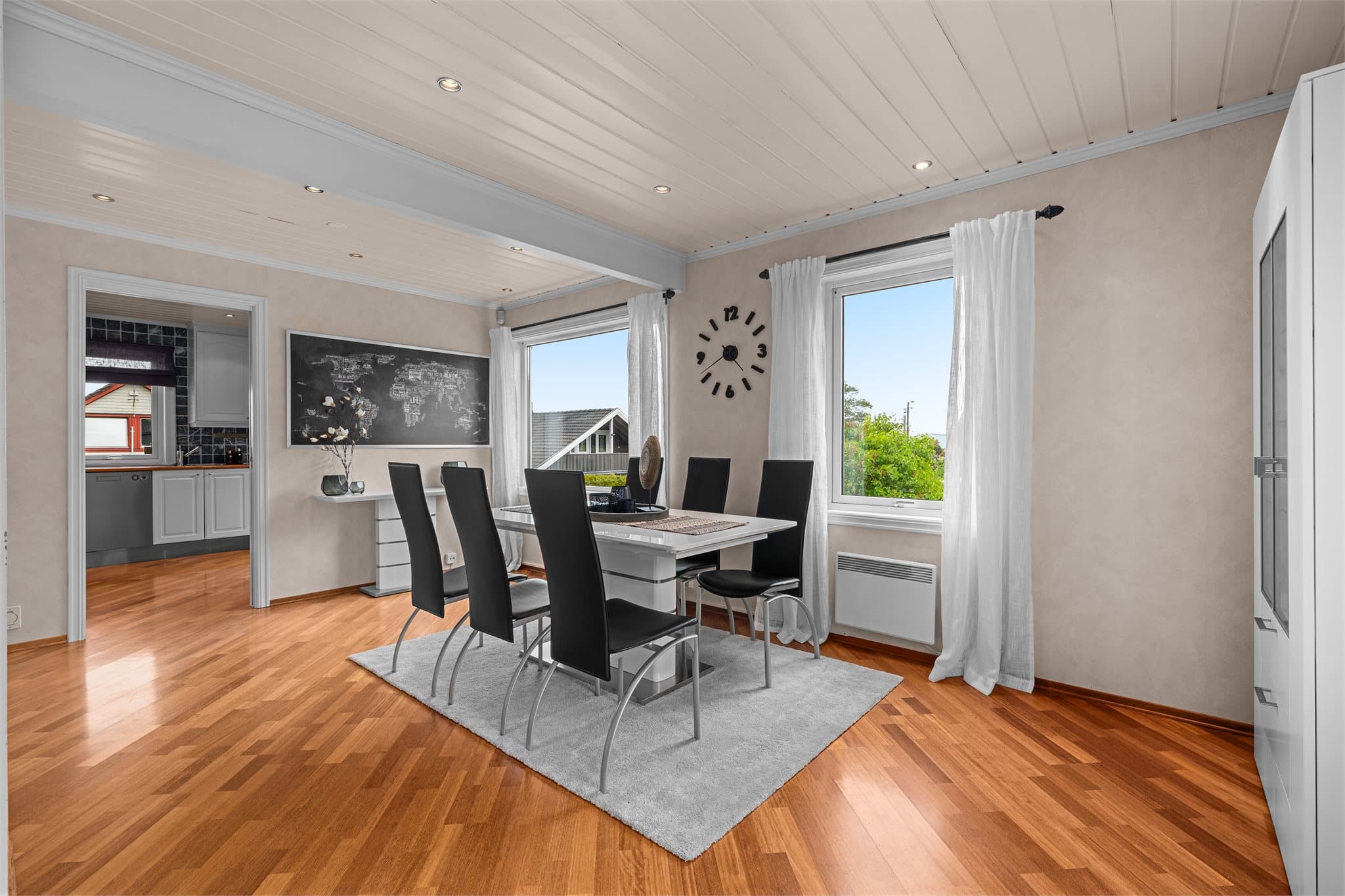 God plass til egen spisesone ved kjøkkenet (som forøvrig kan åpnes mot kjøkken om ønskelig).