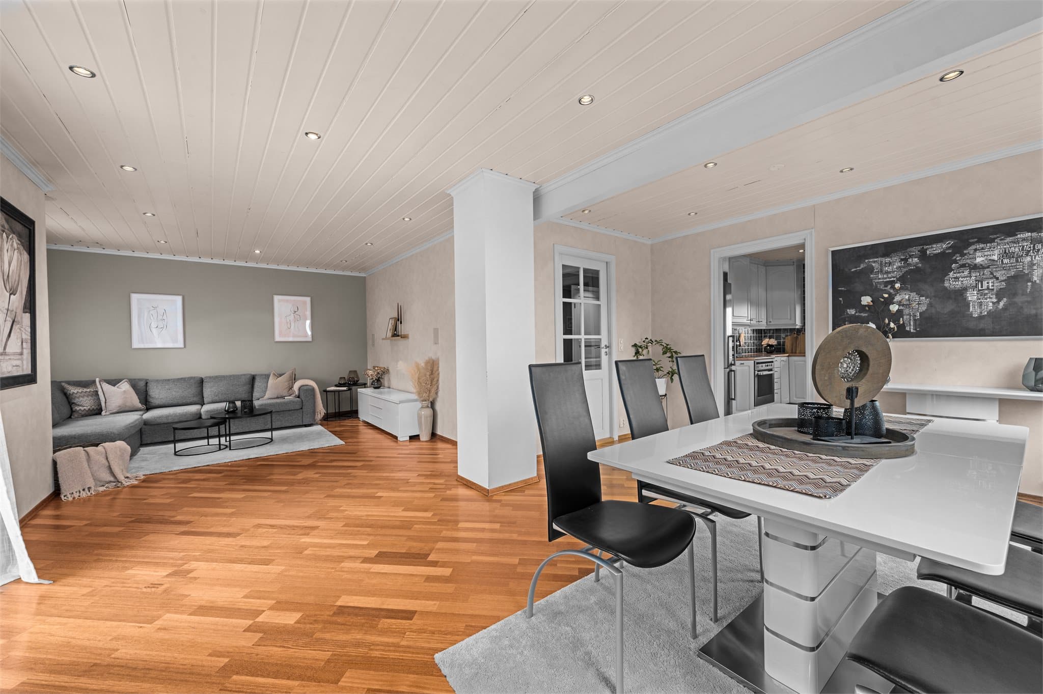 Flere gode veggflater gir også plass til kommode, vitrineskap eller annet ønskelig oppbevaringsmøblement