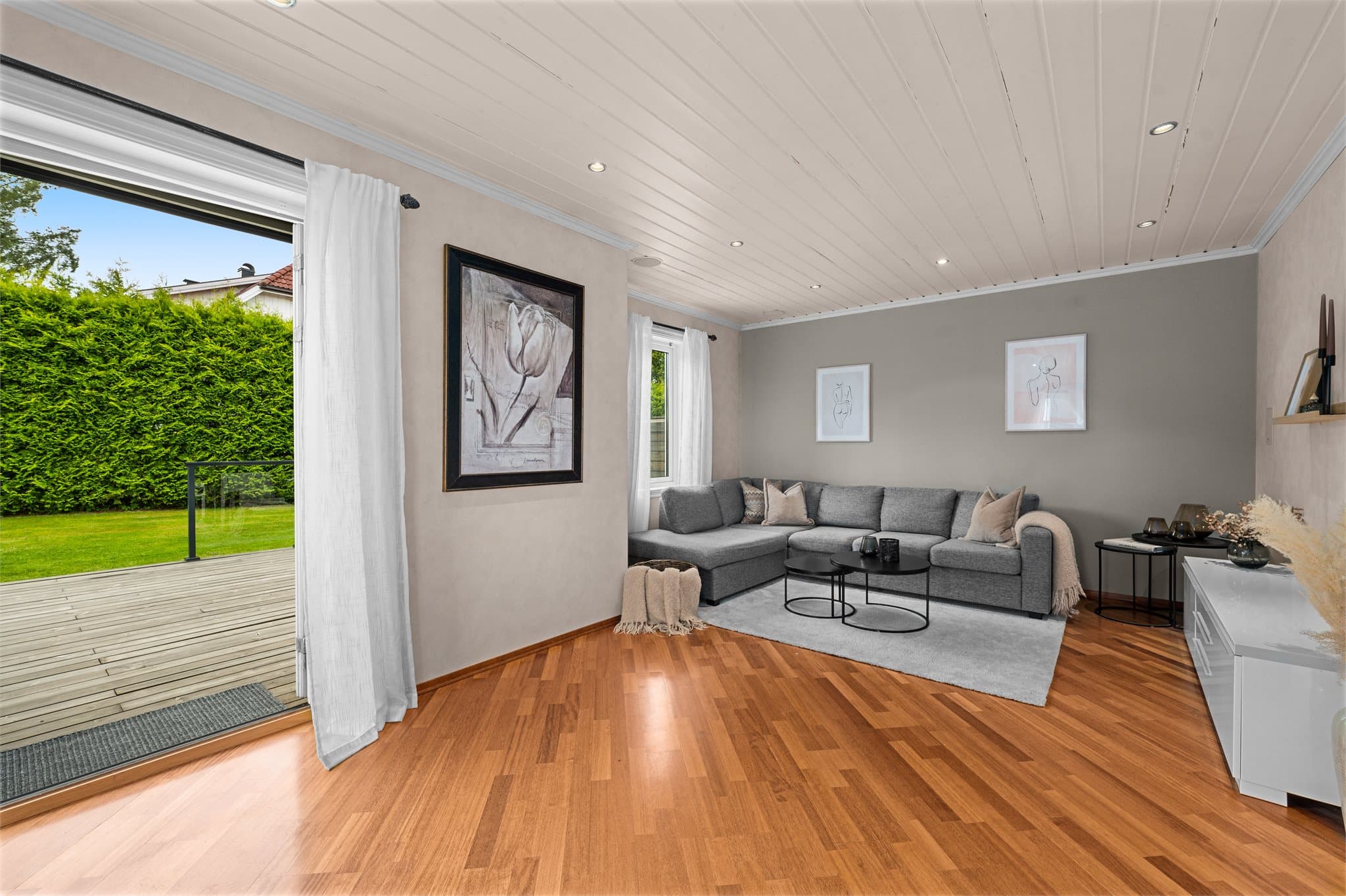 Fra stuen er det utgang til en terrassen som på sommerstid oppleves som en forlengelse av stuen