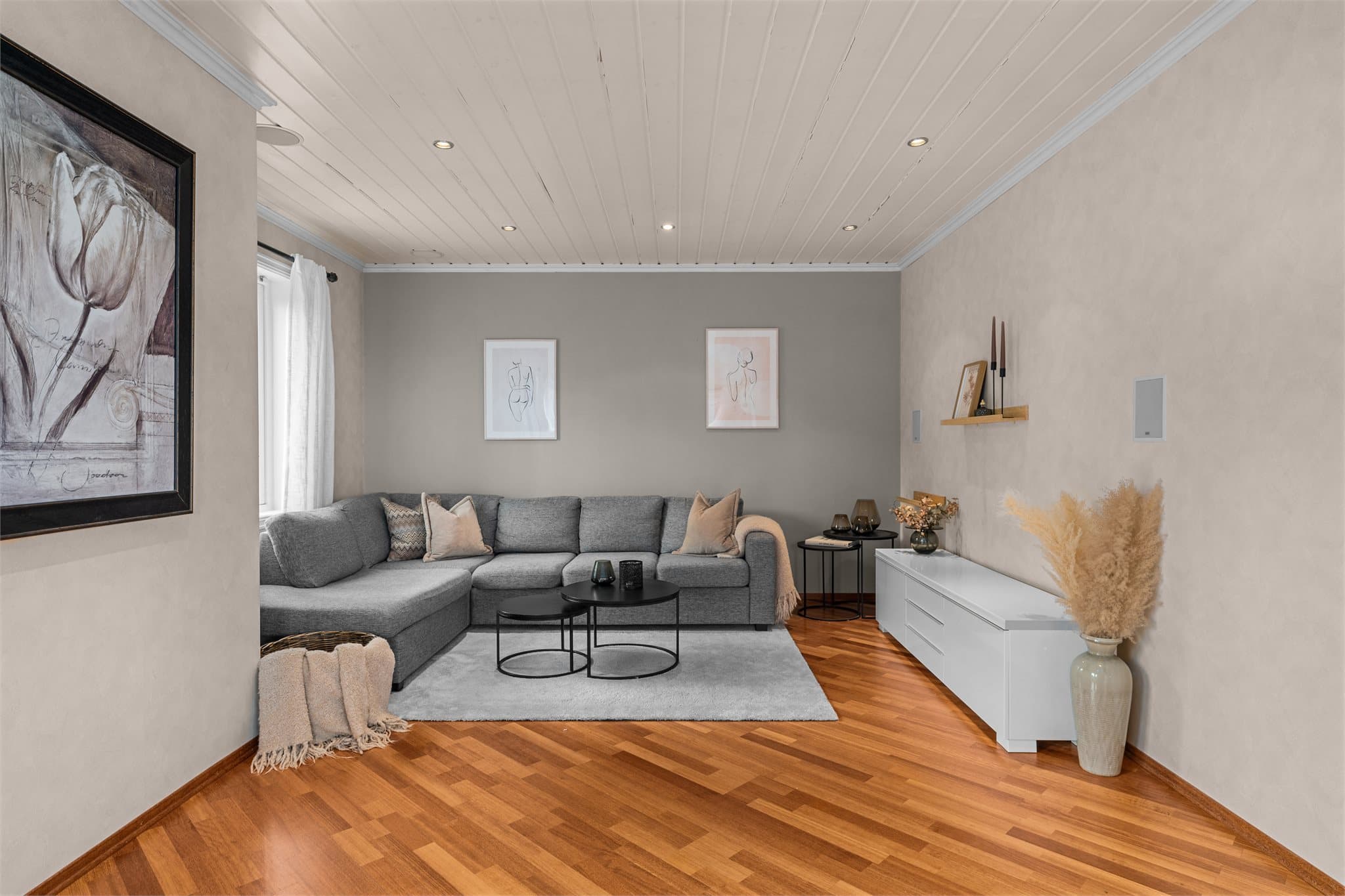 Stuen er malt i lyse fine farger.