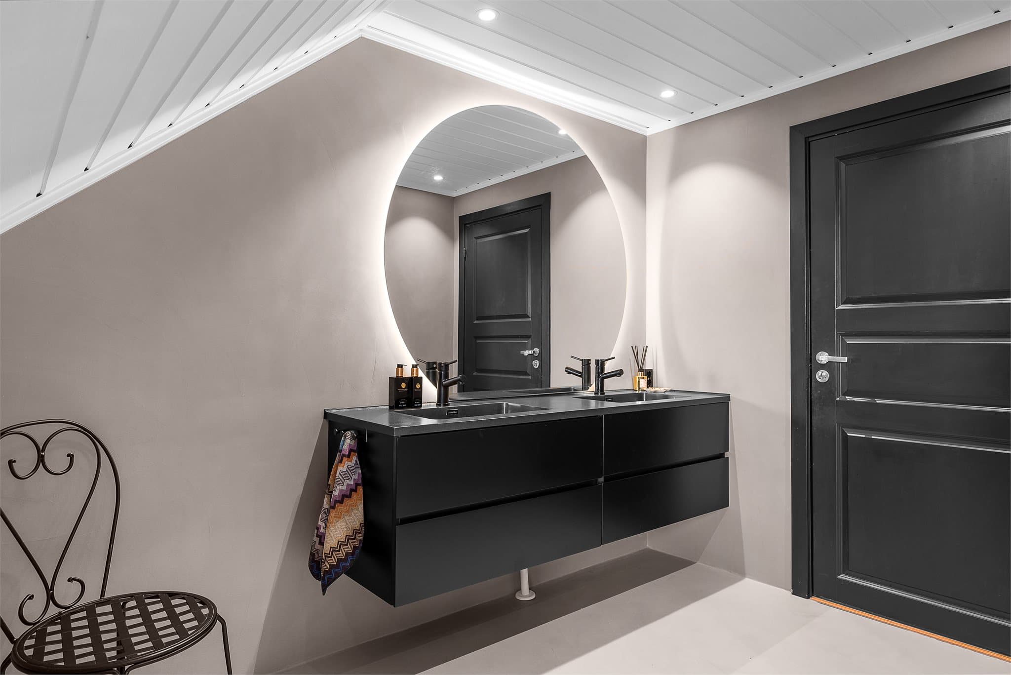 Dobbel servant for litt ekstra luksus i hverdagen.