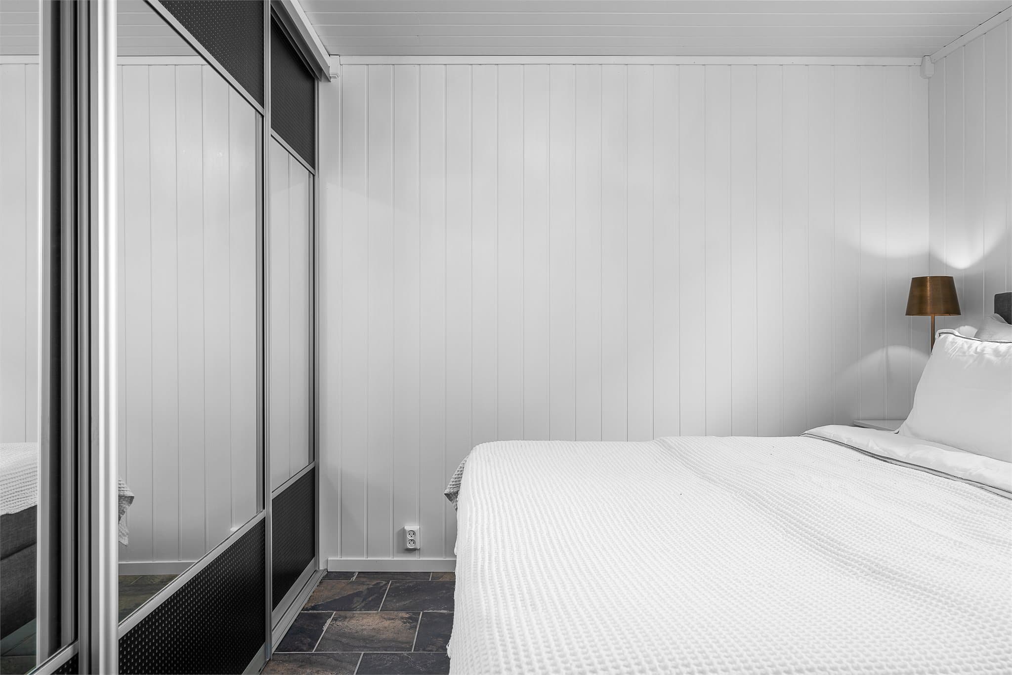 Plassbygd skyvedørsgarderobe.