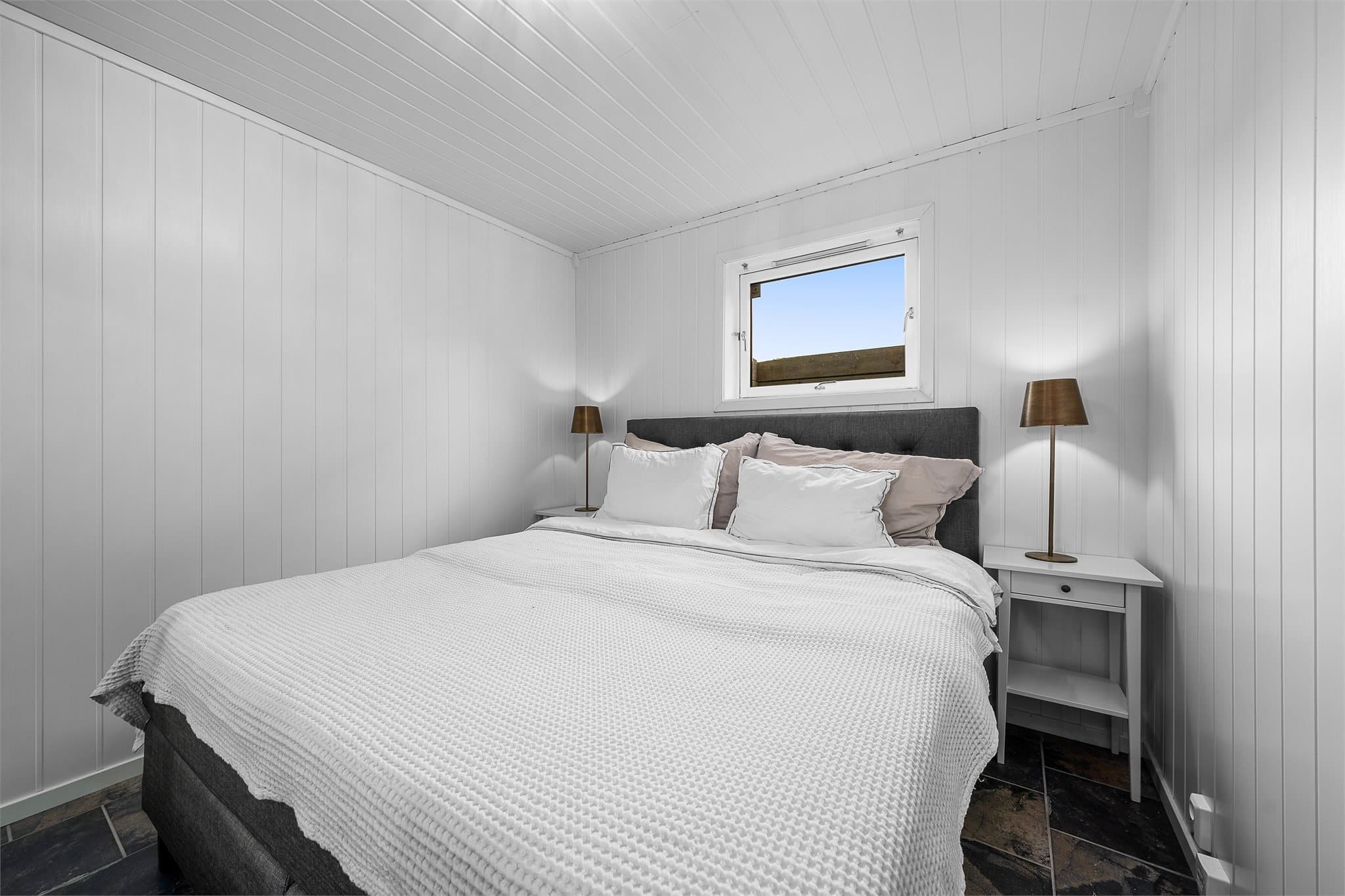 Soverom 4 i underetasje. God plass til dobbeltseng og tilhørende nattbord.