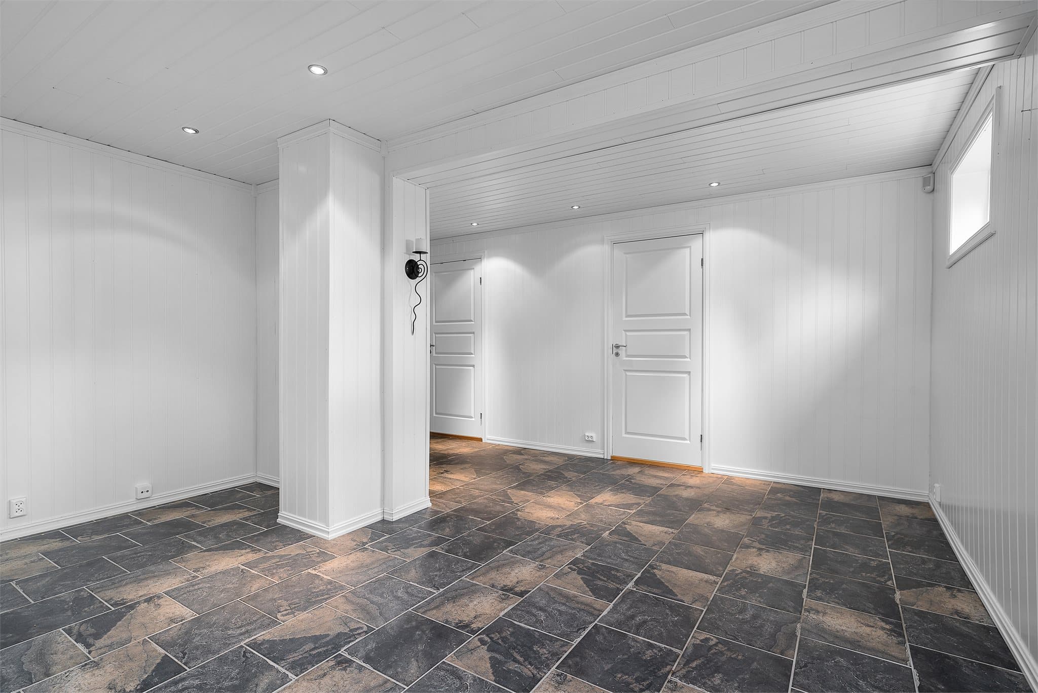 Det er også her omfattende bruk av downlights. Pipeløp med mulighet for peis. .