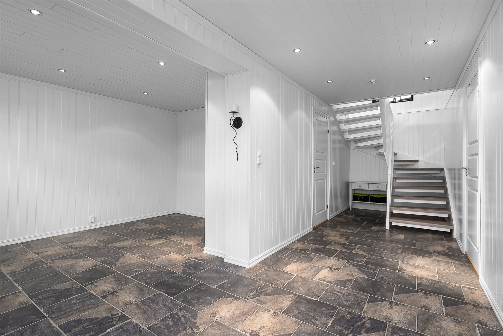 Kjelleretasjen fremstår stor og luftig