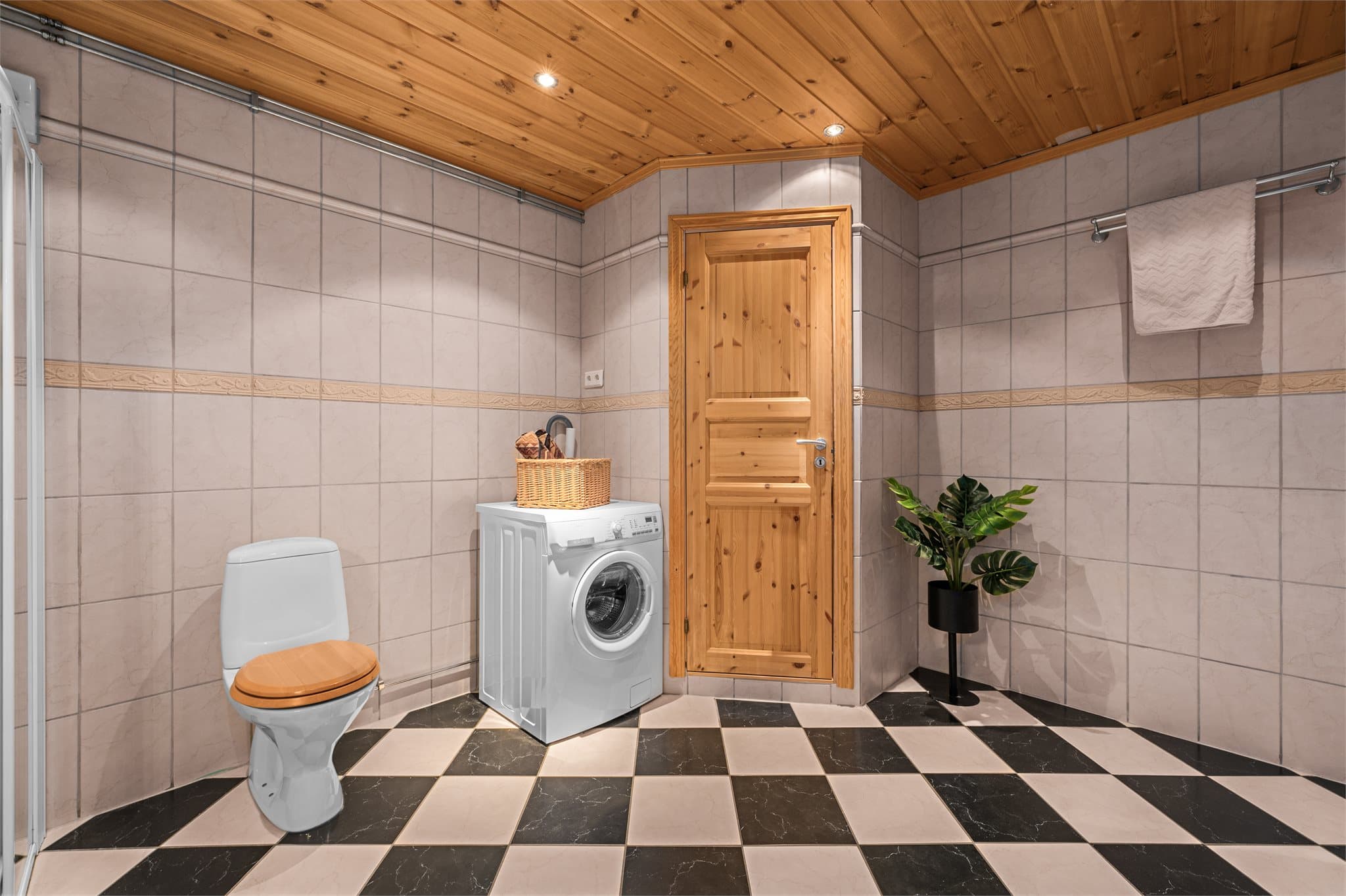 Varmtvannstank plassert i eget rom på badet