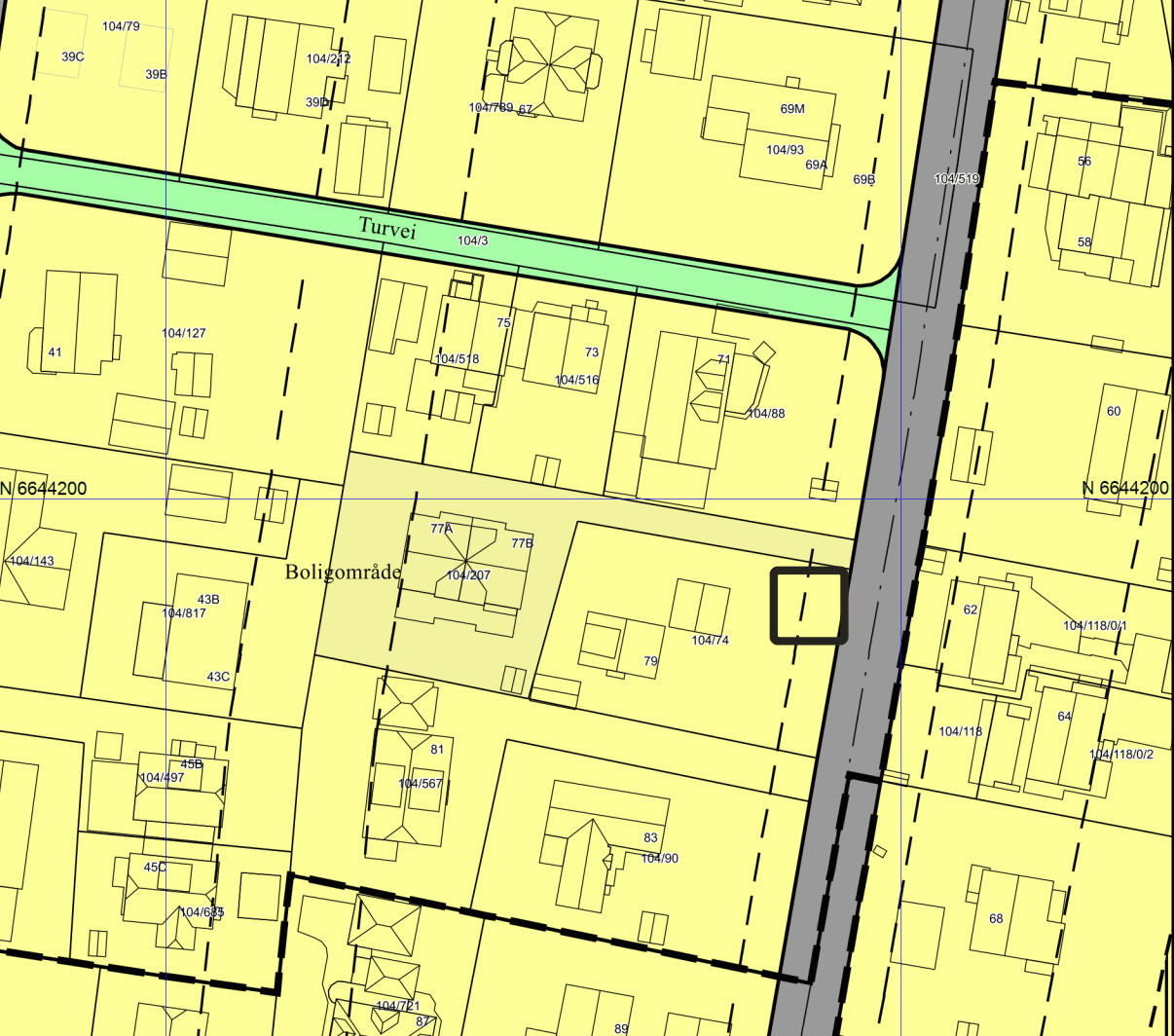 Det er mulig å bygge dobbelgarasje ved innkjøringen til tomten (Se sort firkant for omtrentlig plassering).