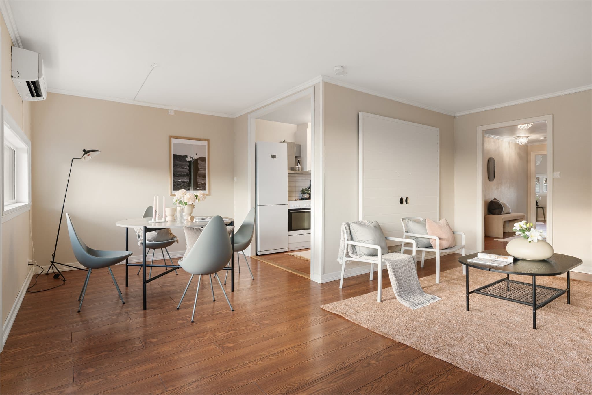 - Stuens utforming gjør det enkelt å innrede med sofa- og spisegruppe i hver sin naturlige sone -