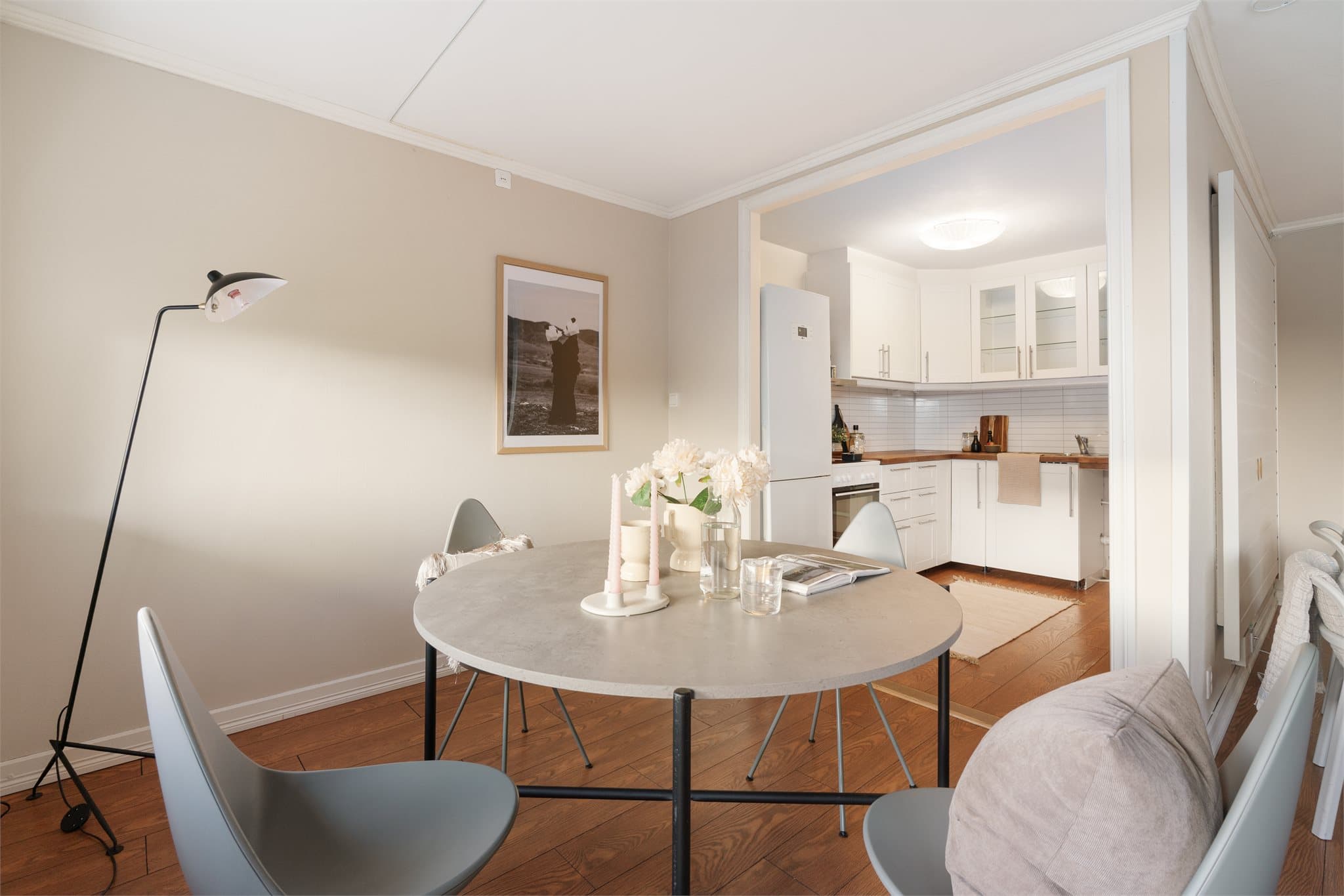 - Veggene ble malt i 2020/2021 og det ble montert nytt listverk og foringer -