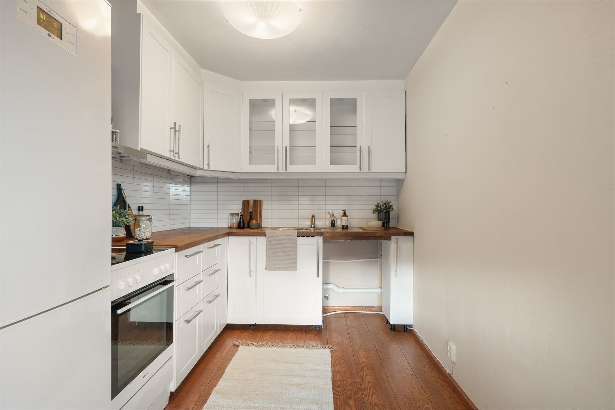 - Her har man godt med skap- og benkeplass som gjør matlagingen til en drøm -