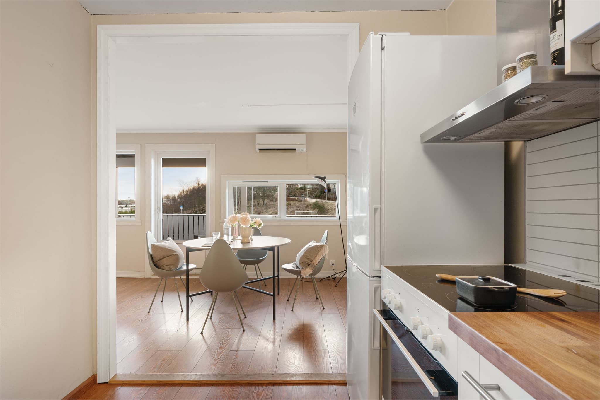 - Det ble montert varmepumpe i 2017/2018. Dette bidrar til lavere strømutgifter og en jevn temperatur i leiligheten -