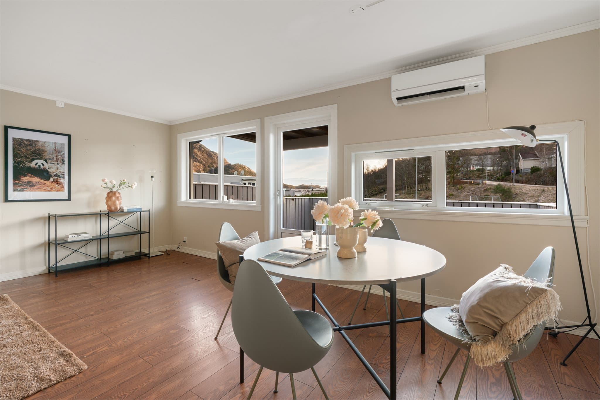 - Det er rikelig med naturlig lysinnslipp i leiligheten -