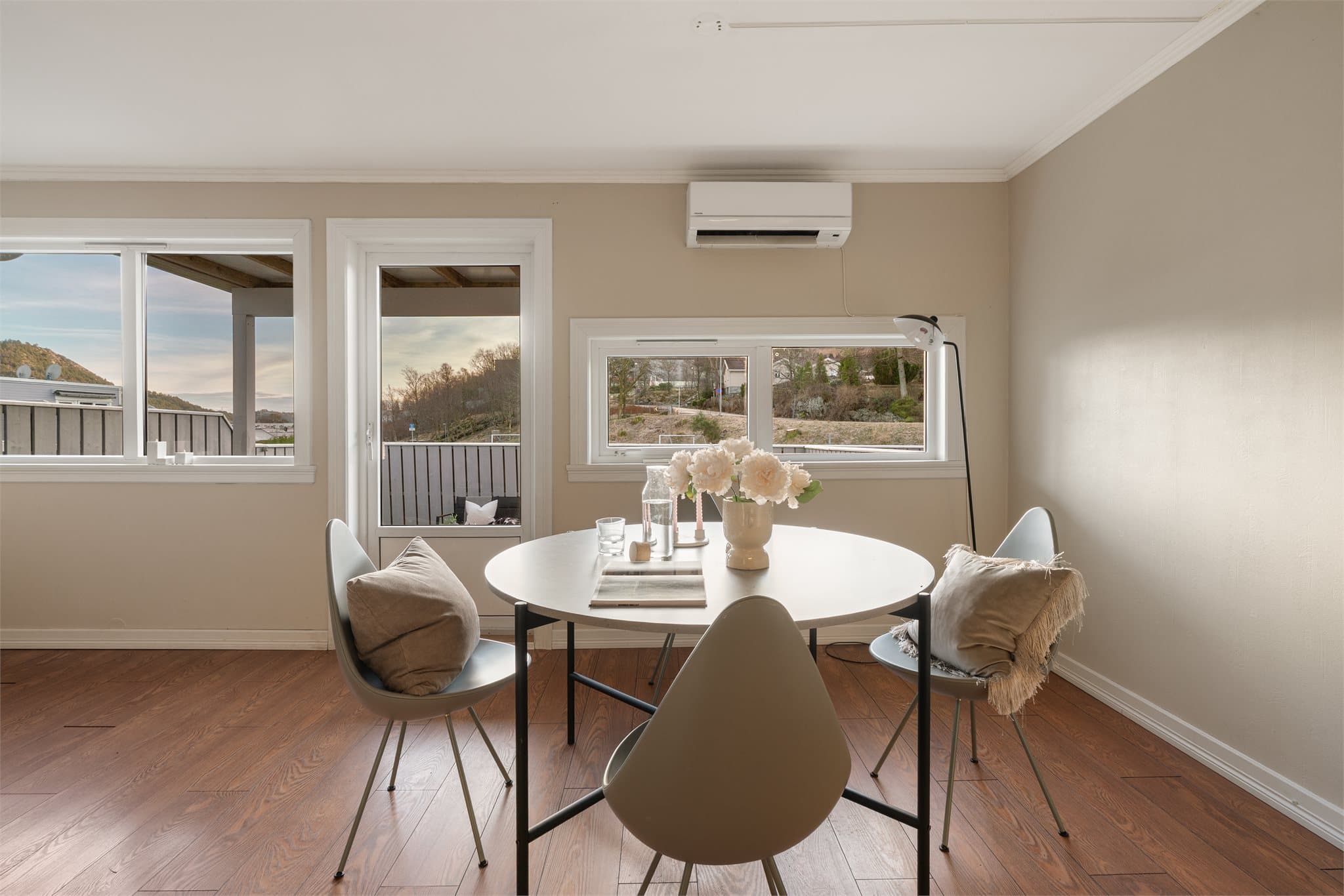 - Felleskostnadene inkluderer kabel-tv, varmtvann, styrehonorar, forretningsførsel, kommunale avgifter, eiendomsskatt, felles byggforsikring og drift og vedlikehold -