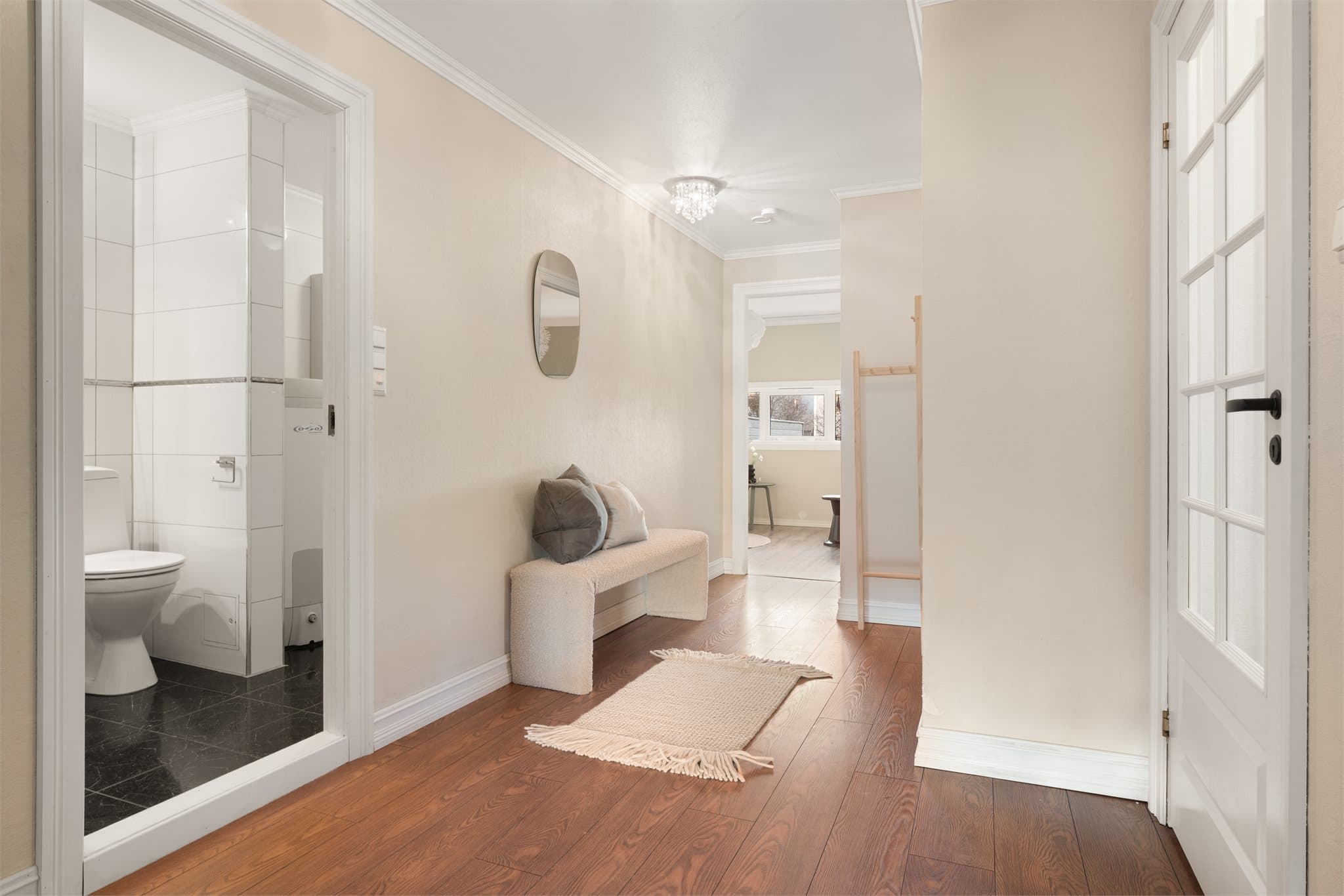 - Du blir ønsket velkommen hjem til en trivelig og romslig gang som måler 9,4m² -